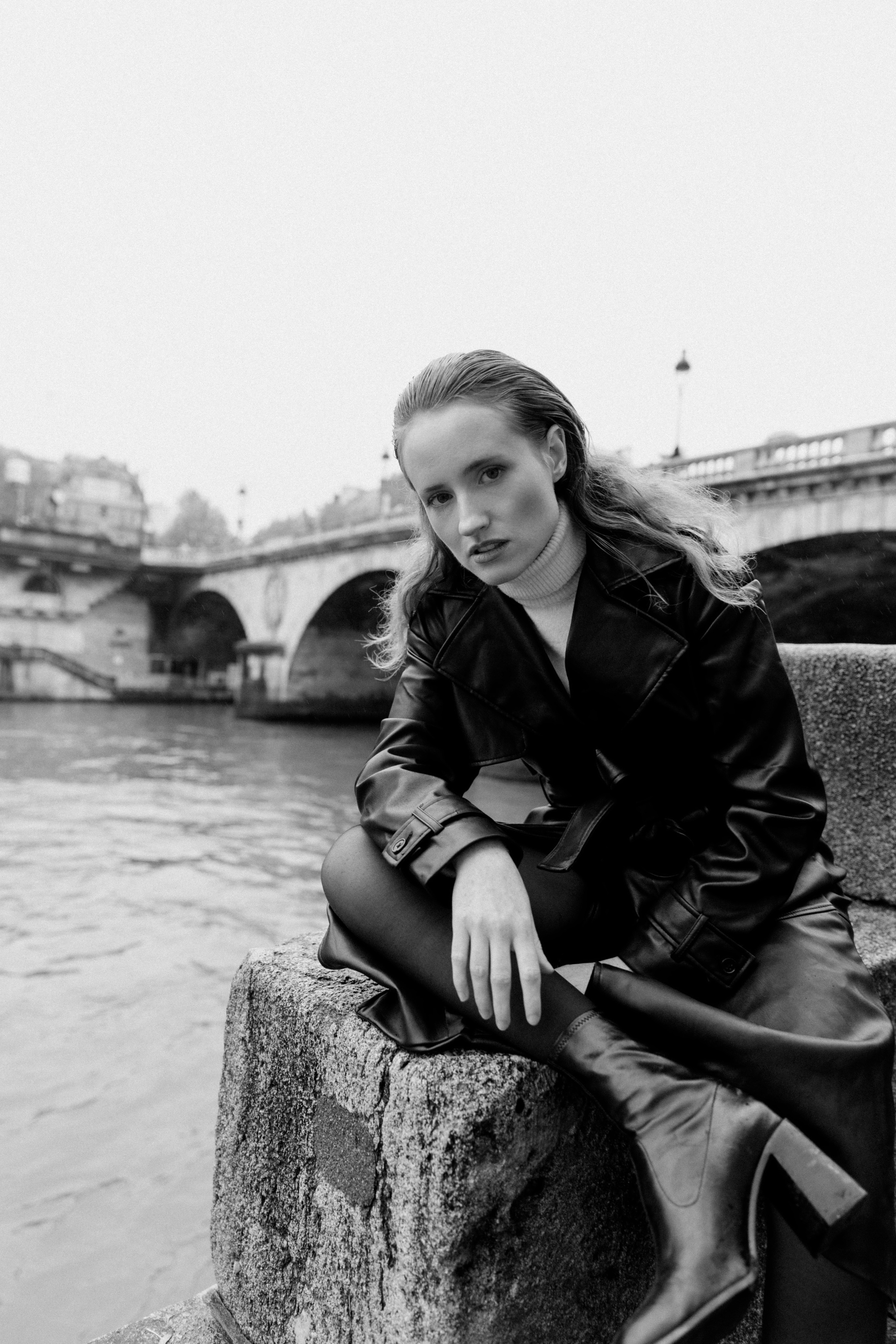 Femme fatale. Photographer in Paris
