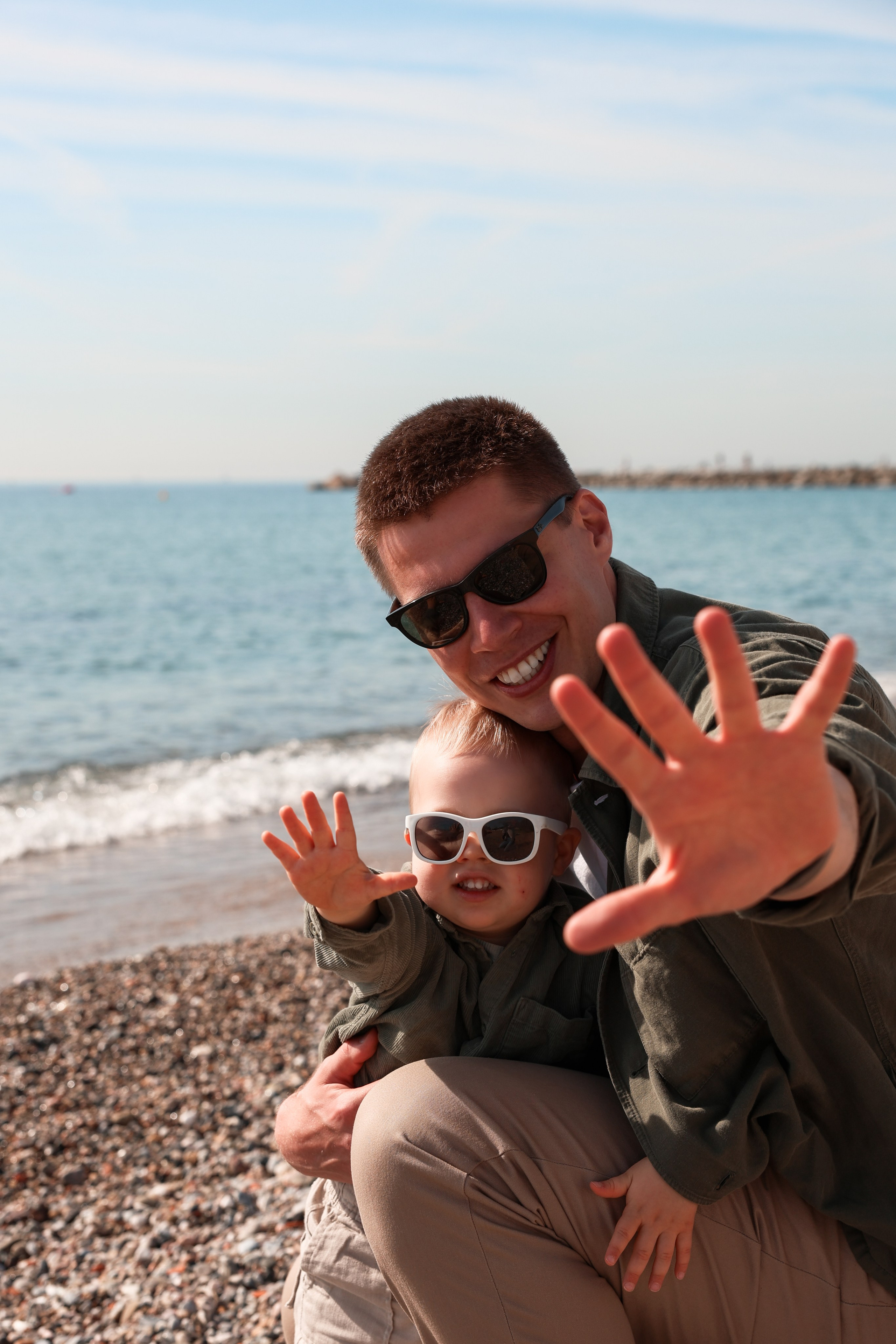 Seashore with a toddler. Natalia Zhuravleva|family, newborn, maternity photographer in Barcelona