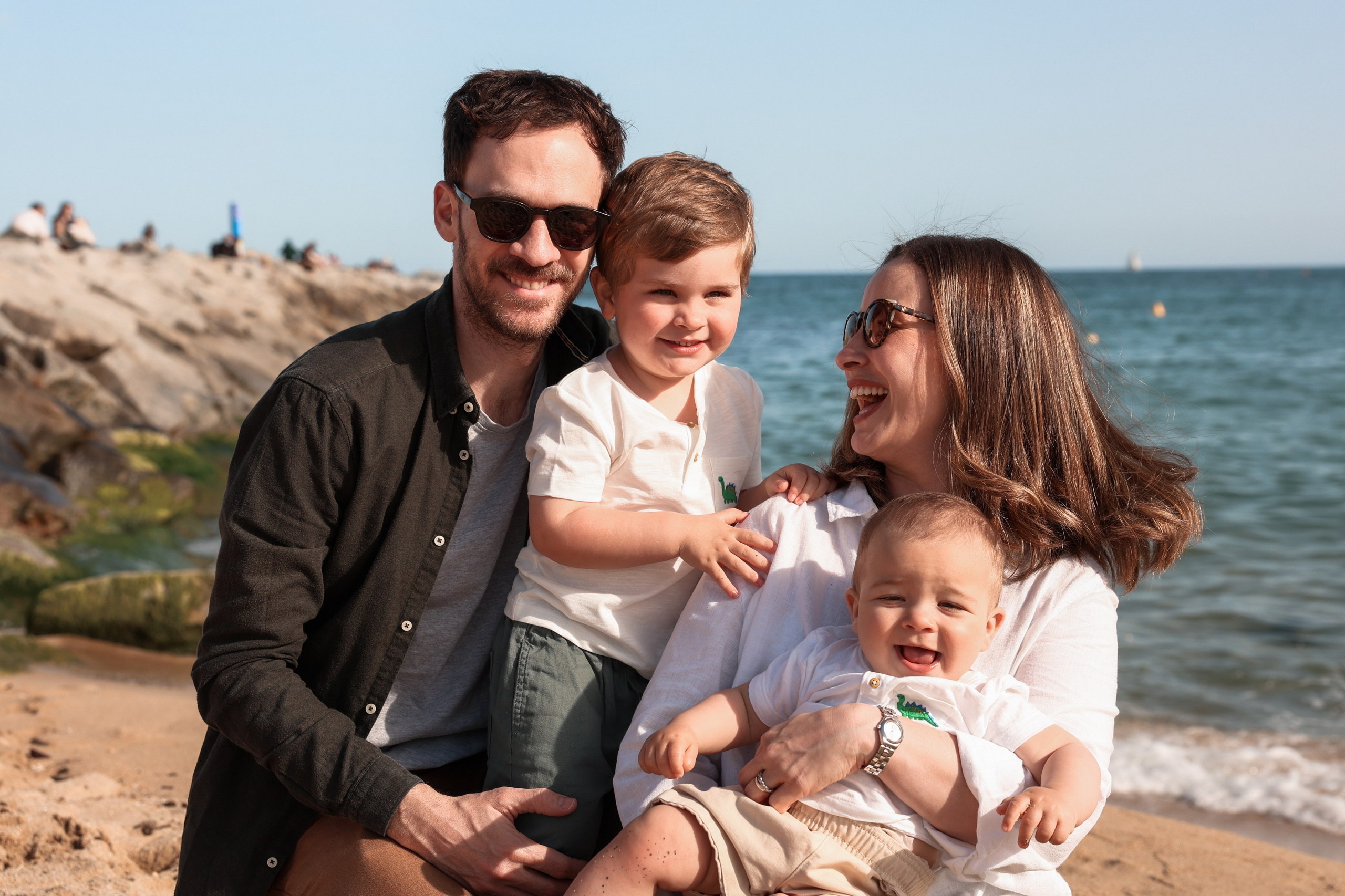 Family pizza at the sea. Natalia Zhuravleva|family, newborn, maternity photographer in Barcelona
