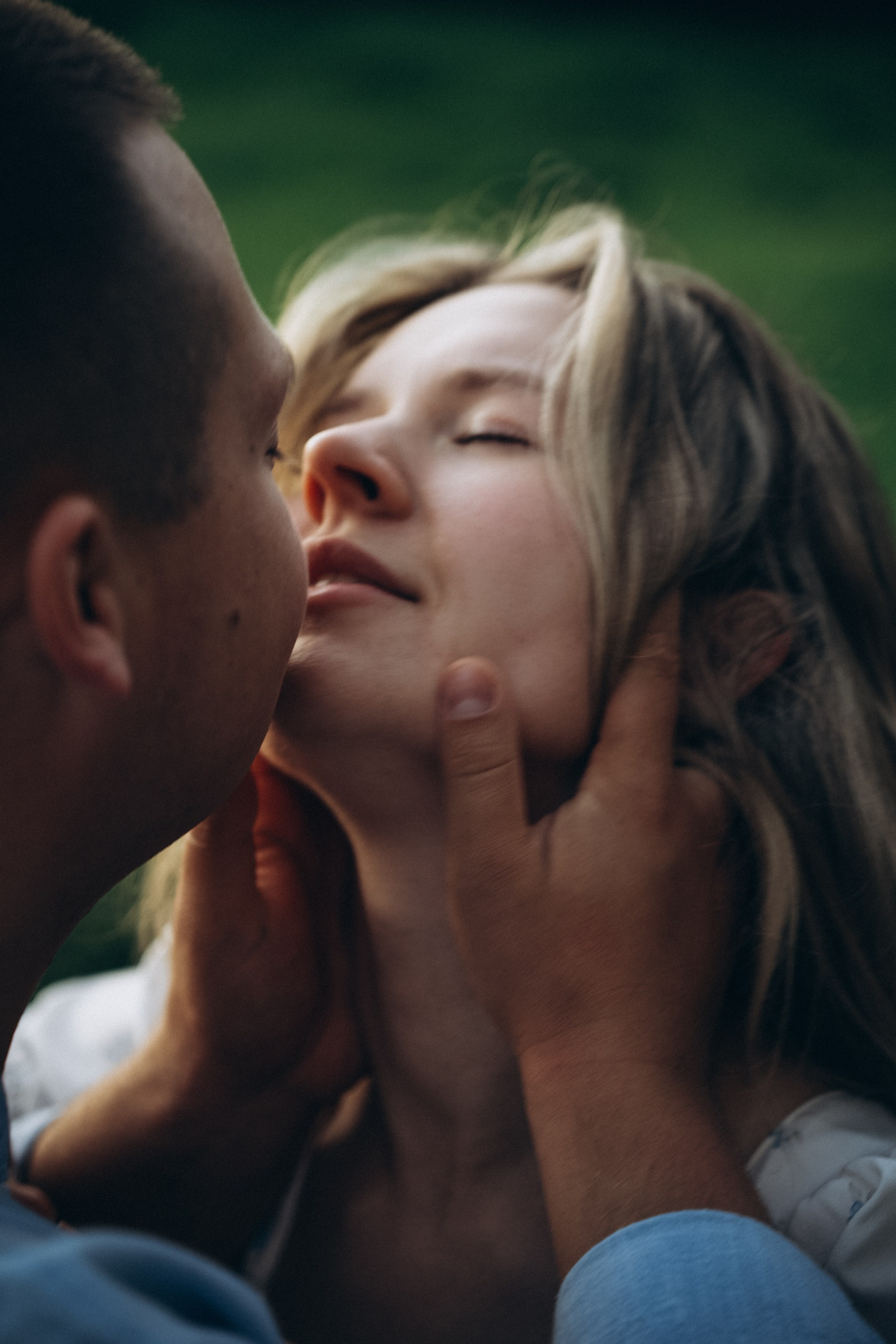 Целоваться в траве. Семейный свадебный фотограф Екатеринбург Первоуральск Шарнина Алёна