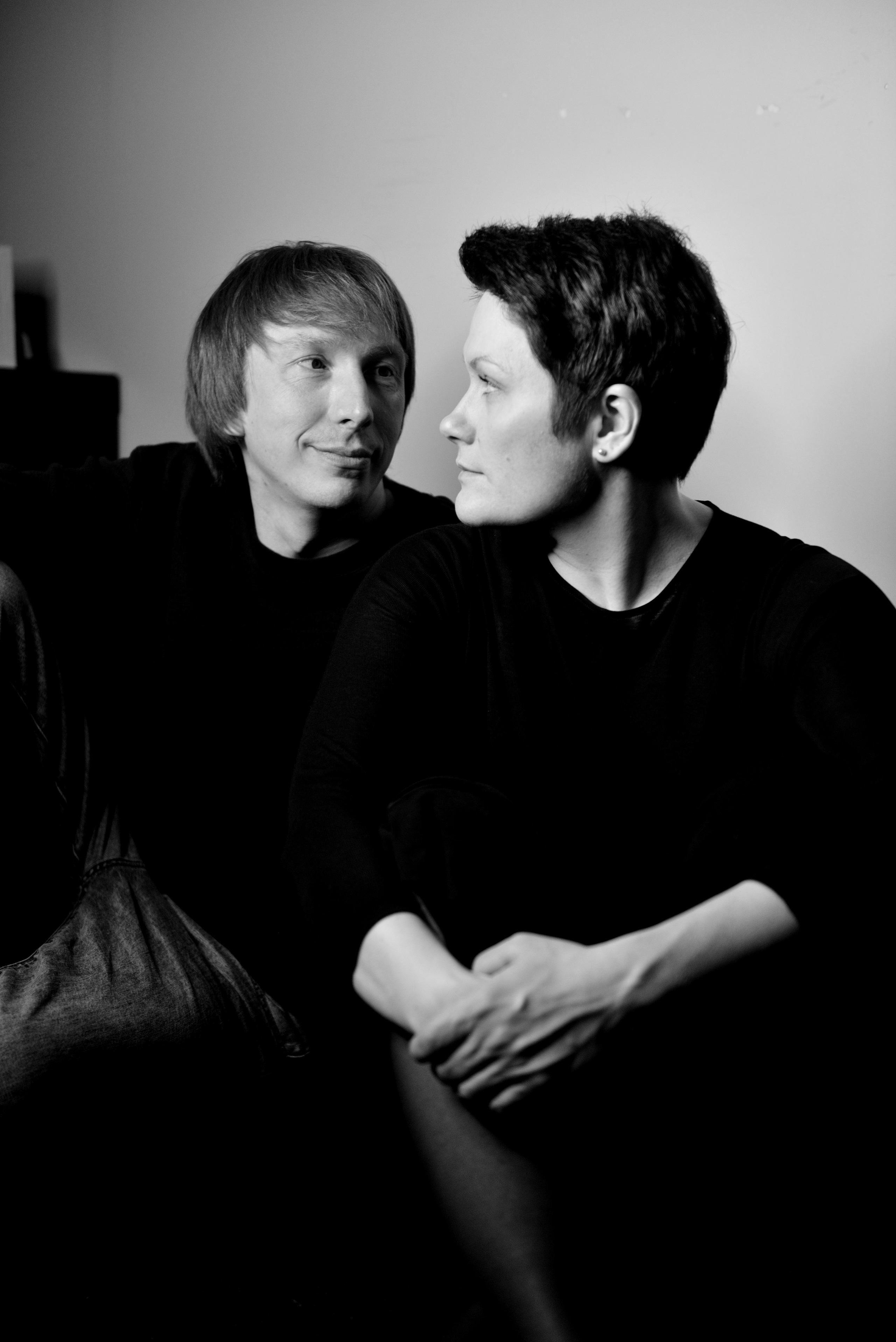 Женщина смотрит на мужчину во время съемки.