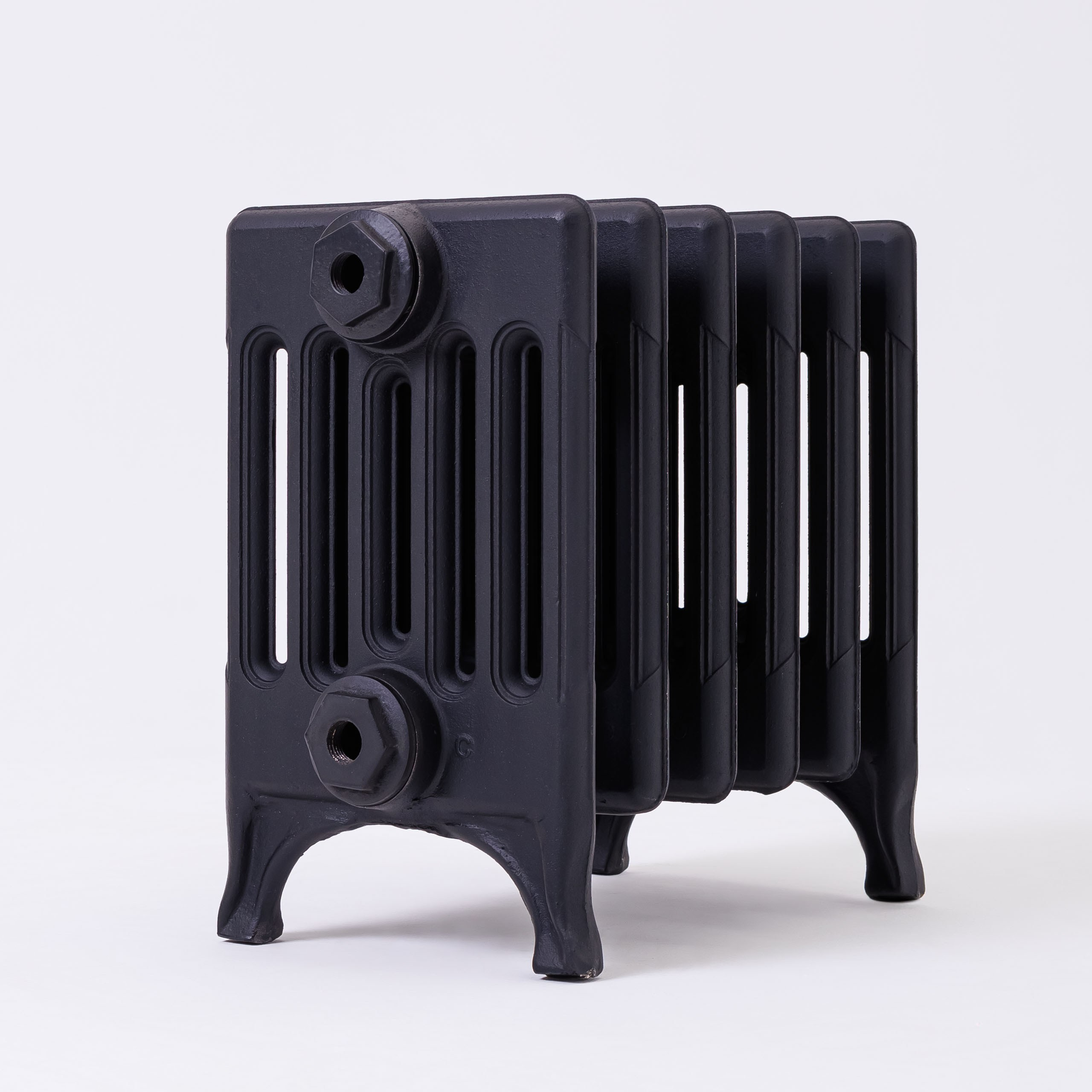 Предметные фотографии дизайнерских радиаторов отопления в стиле ретро