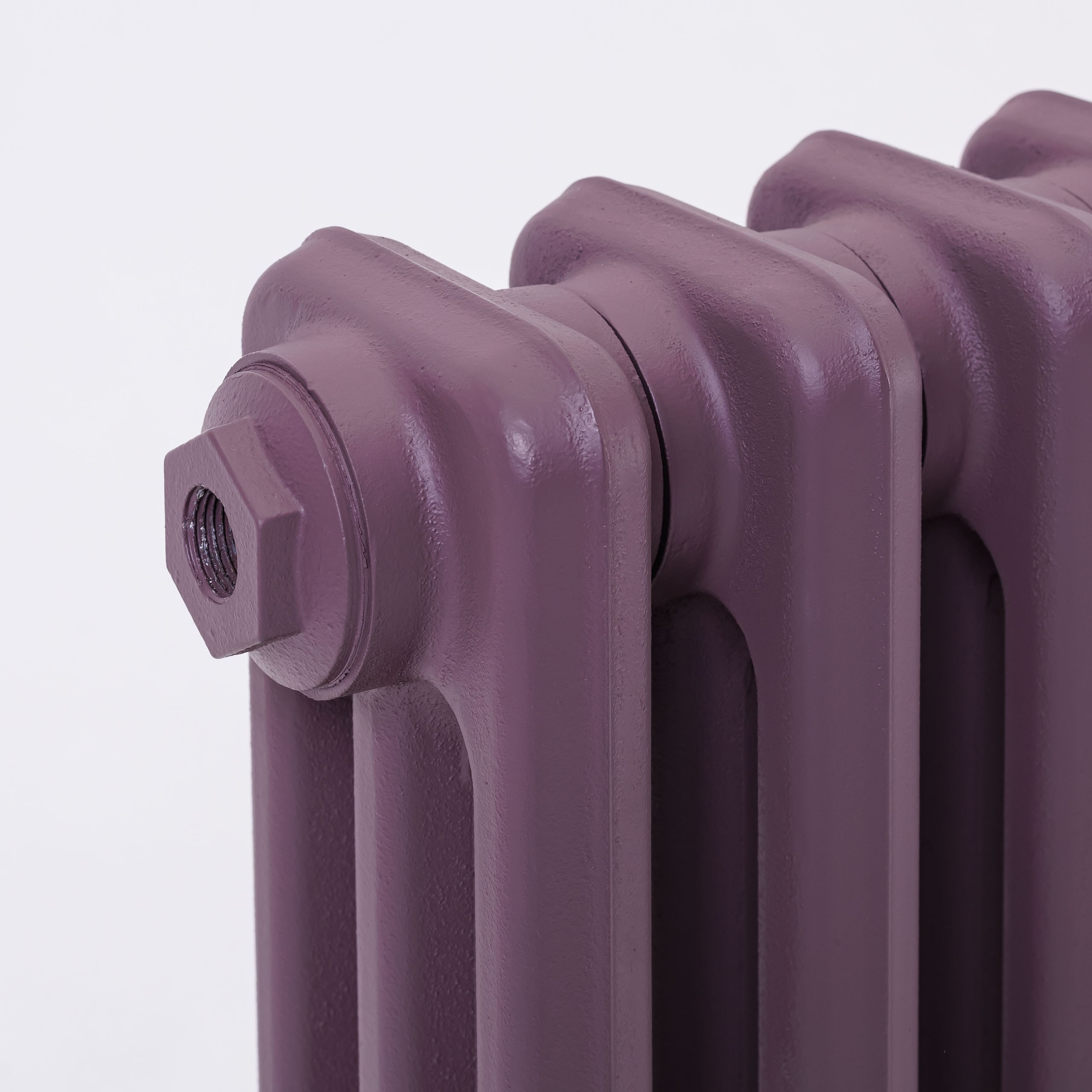 Предметные фотографии дизайнерских радиаторов отопления в стиле ретро