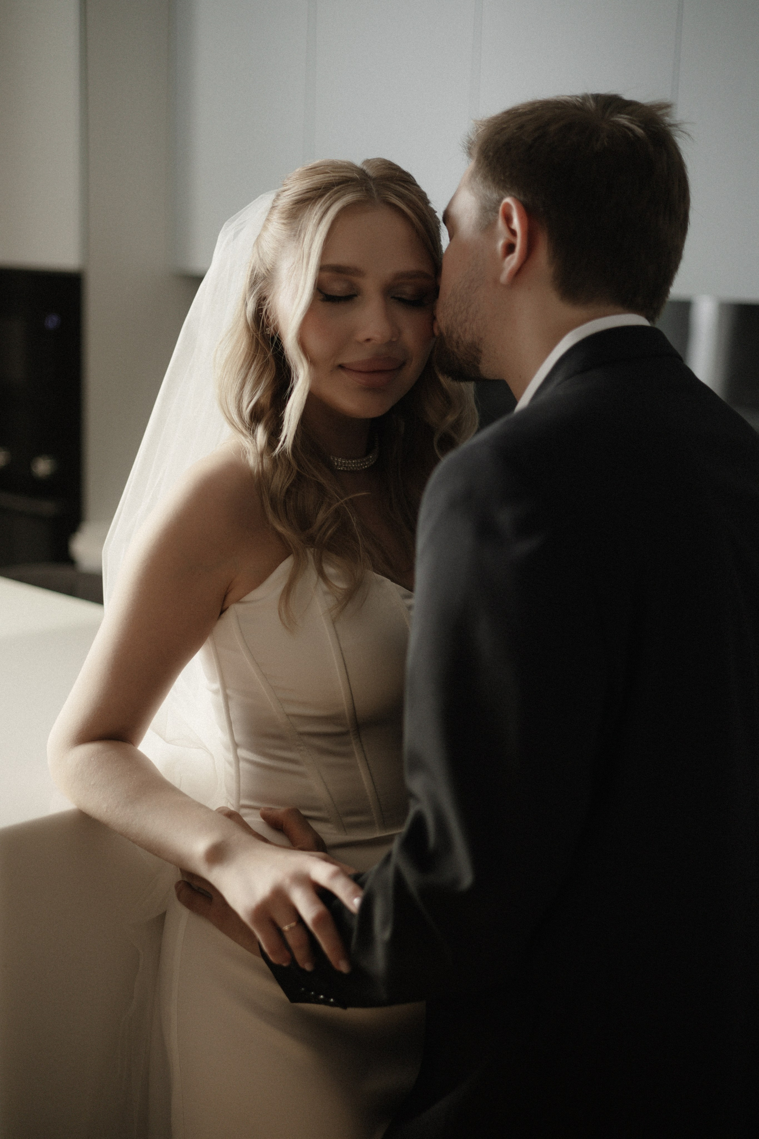 Арина и Дима. Сборы, роспись и прогулка. Свадебный и портретный фотограф в Москве Анастасия Масюк