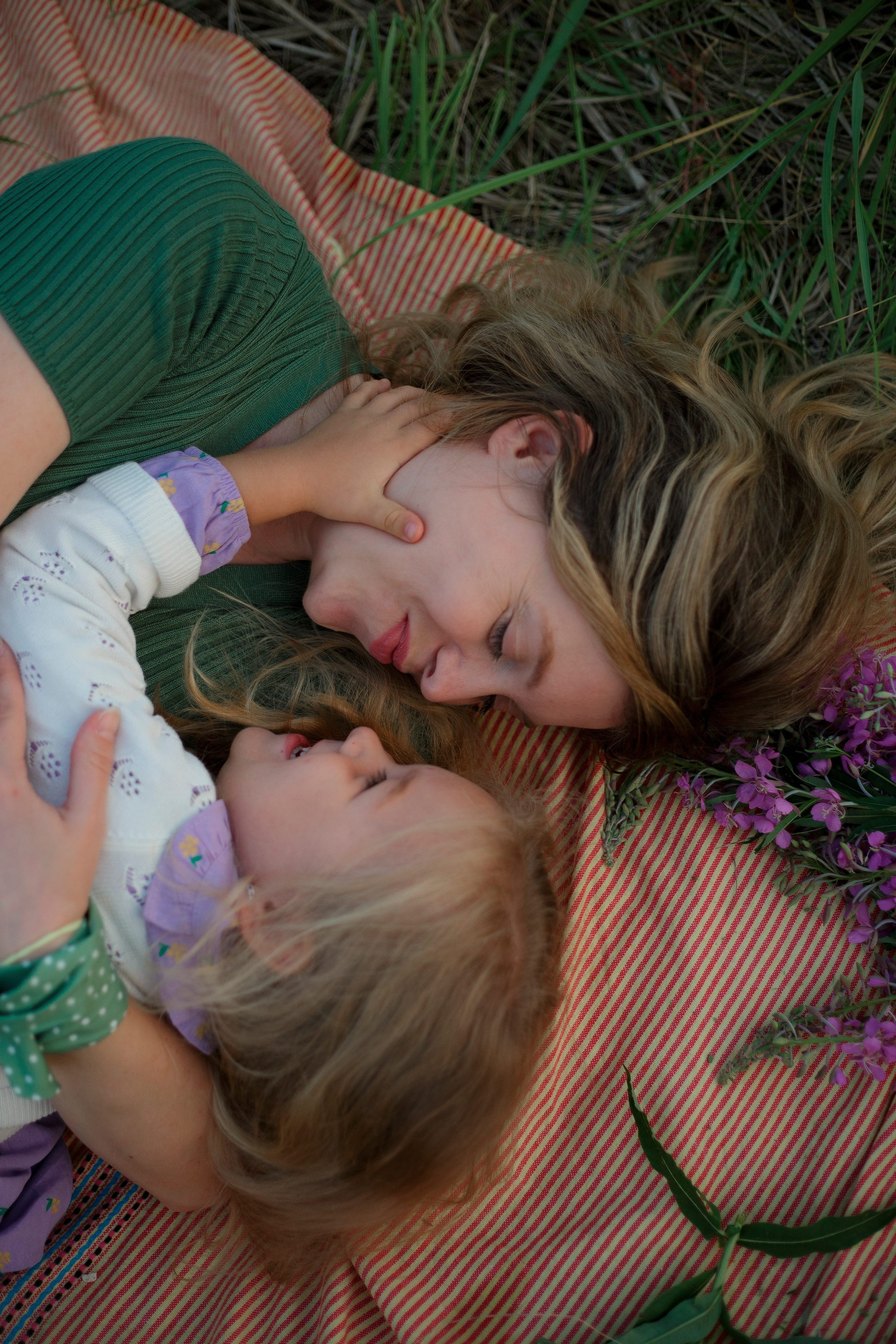 Семейная фотосъемка в поле летом 2023. Марина Рерих — портретный фотограф в Екатеринбурге