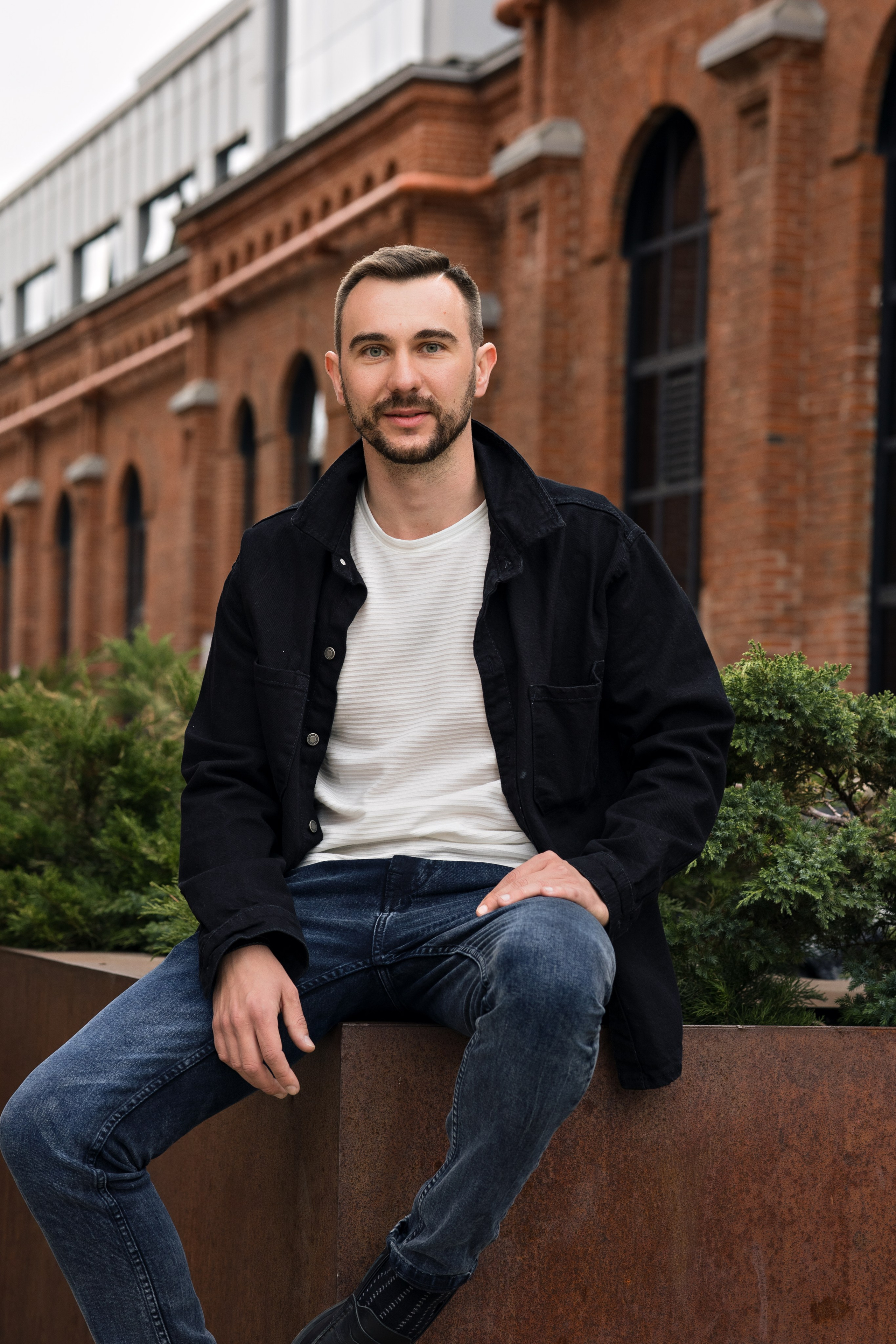 Мужская фотосессия на улице. Профессиональный фотограф в Москве