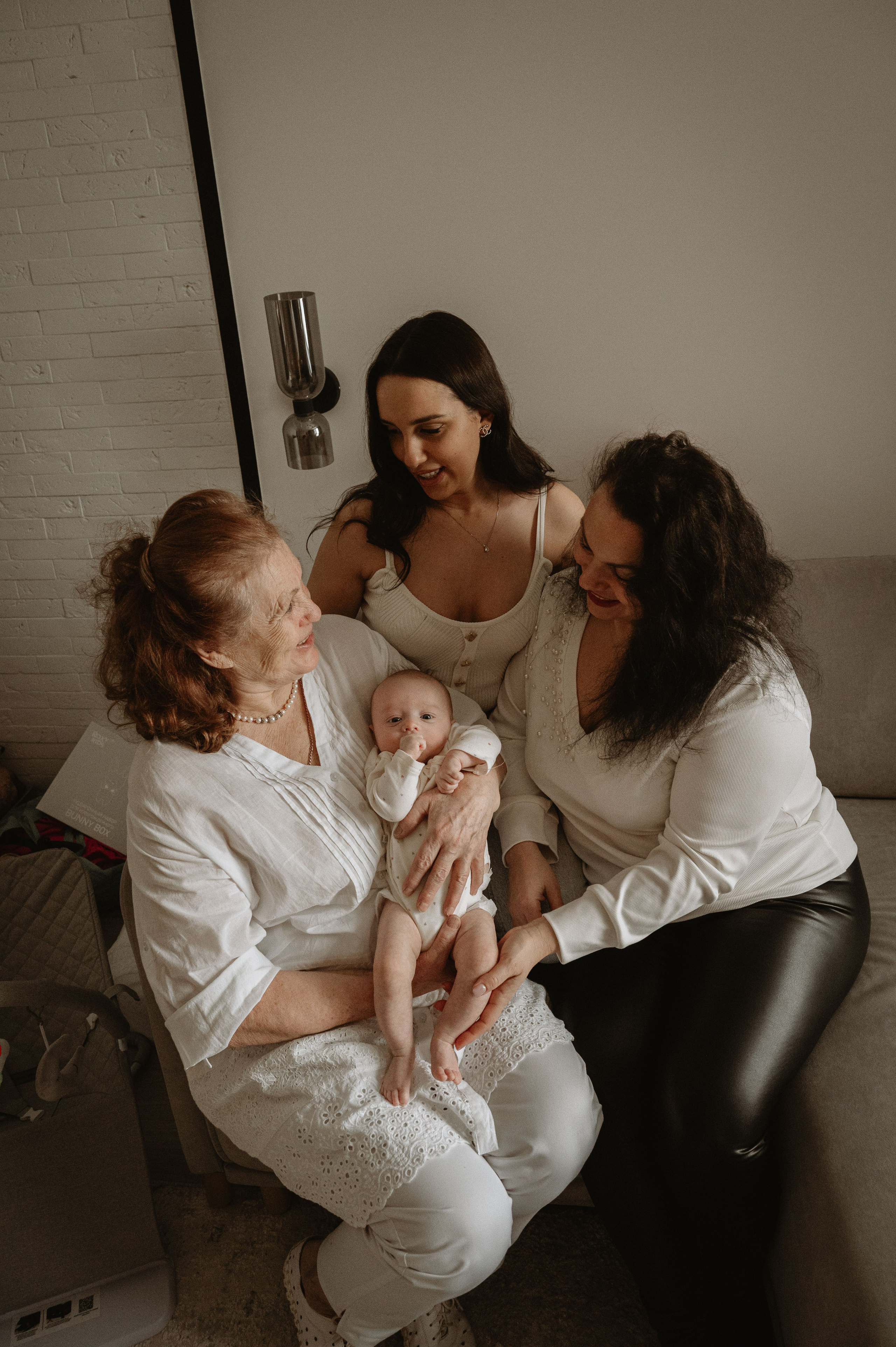 Малышка Зои с мамой и бабушками. Фотограф беременности и семьи, домашние съемки, Ньюборн