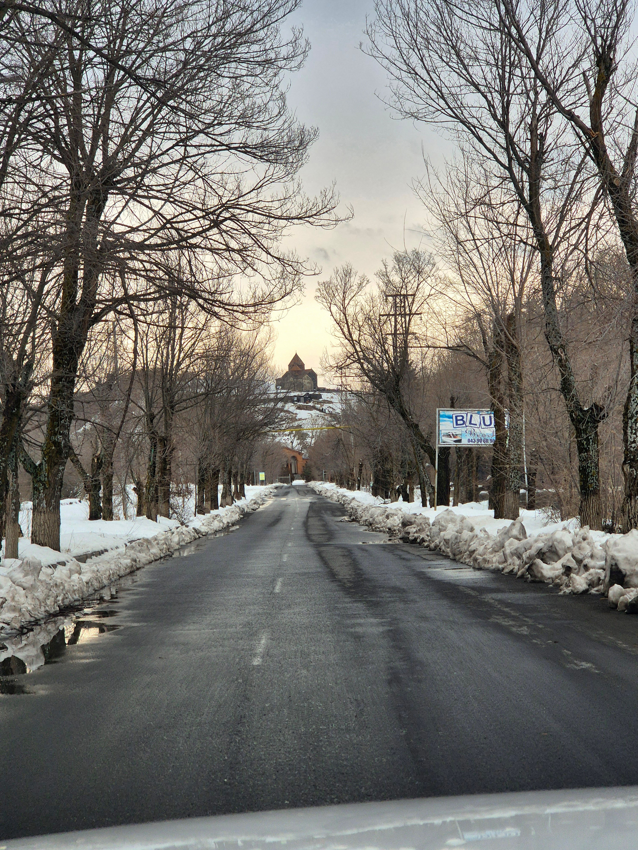 Вечереет рано, но мы успели подняться к монастырю Севанаванк