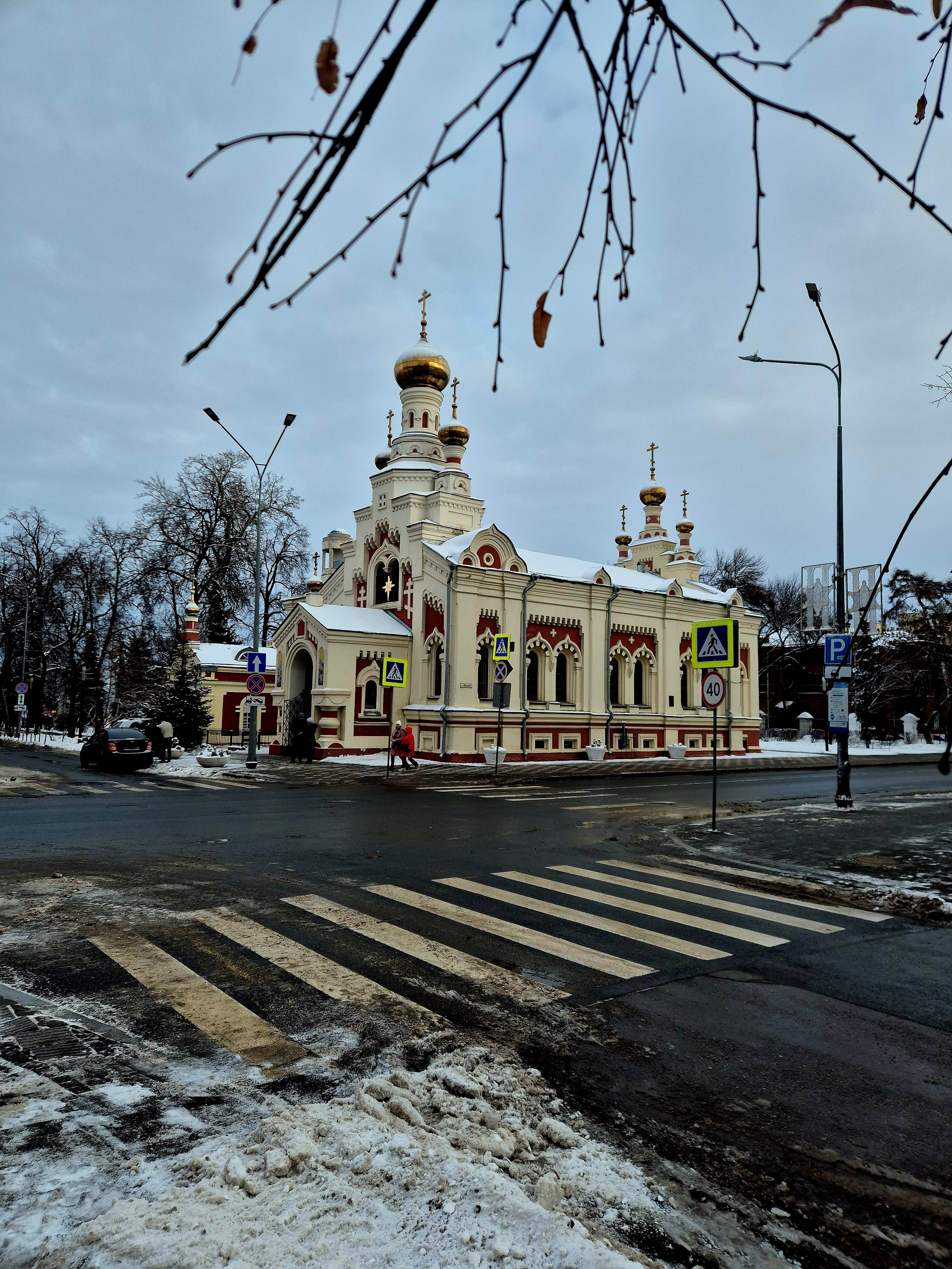 Церковь Иконы Божией Матери Всех скорбящих Радость. Церковь при больнице, начало строительства которой было положено взносом купеческой вдовы Александры Горбуновой в конце XIX в.