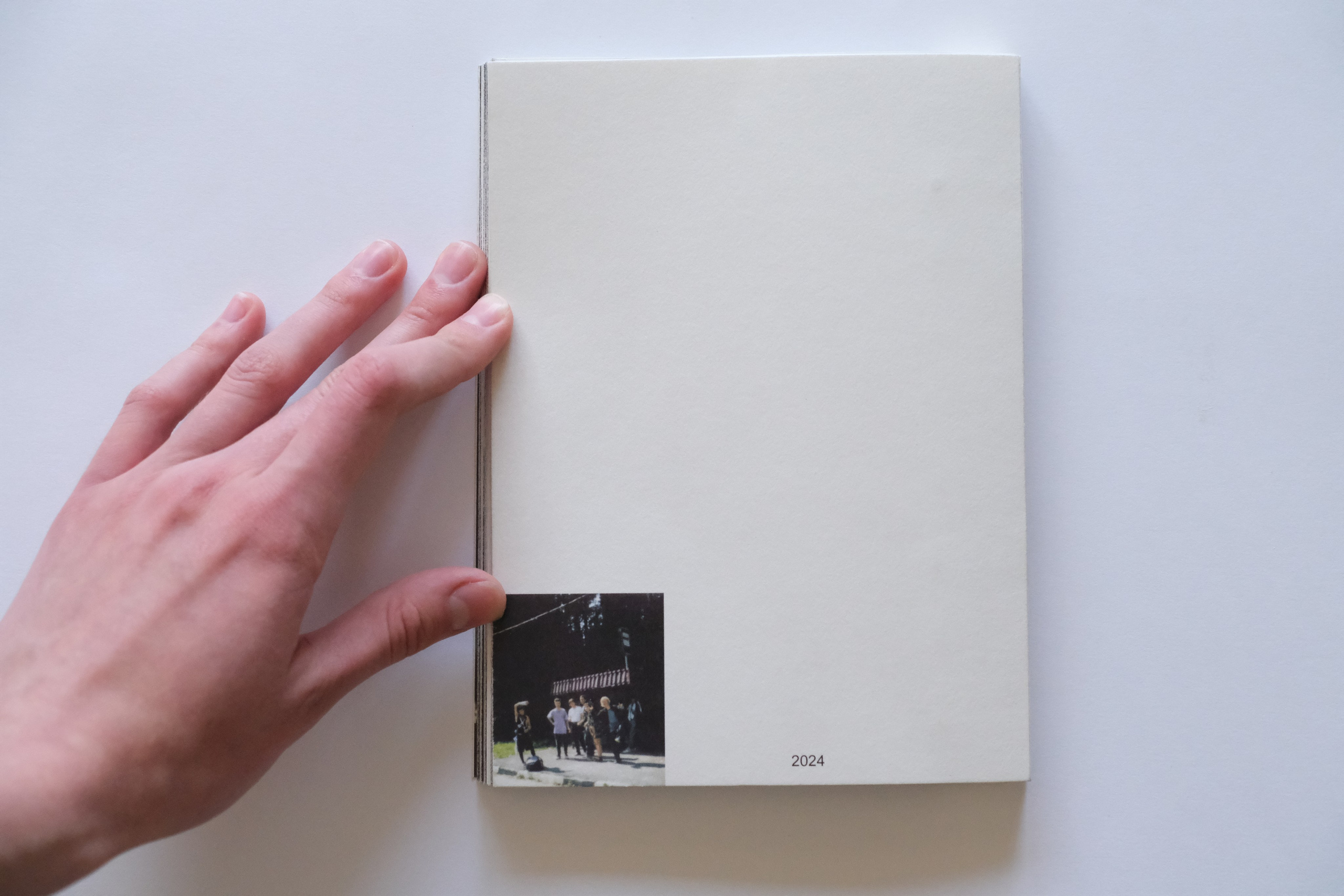 Липкий пол [книга]. Аня белка — художница и фотограф