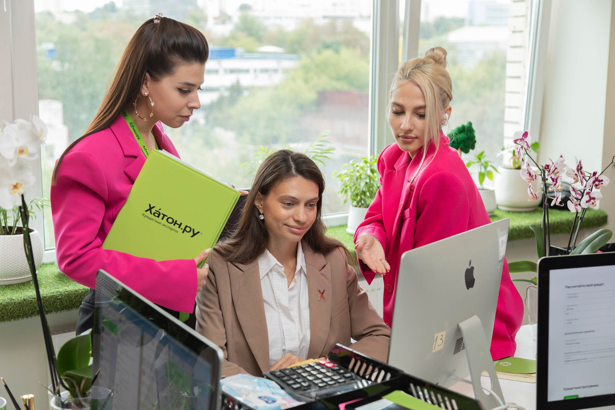 Адвокат работает с документами за рабочим столом. Фотосессия в офисе.