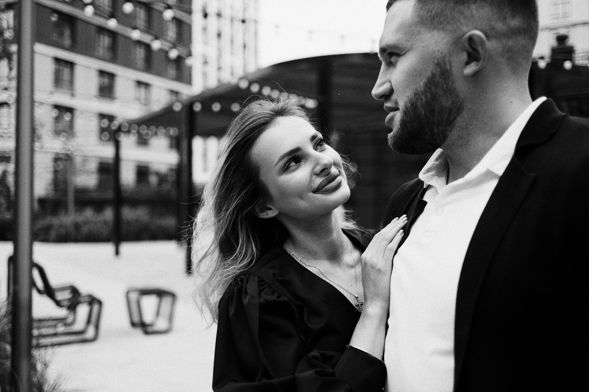 Стильные образы пары на фоне графичных фасадов, современный городской репортаж