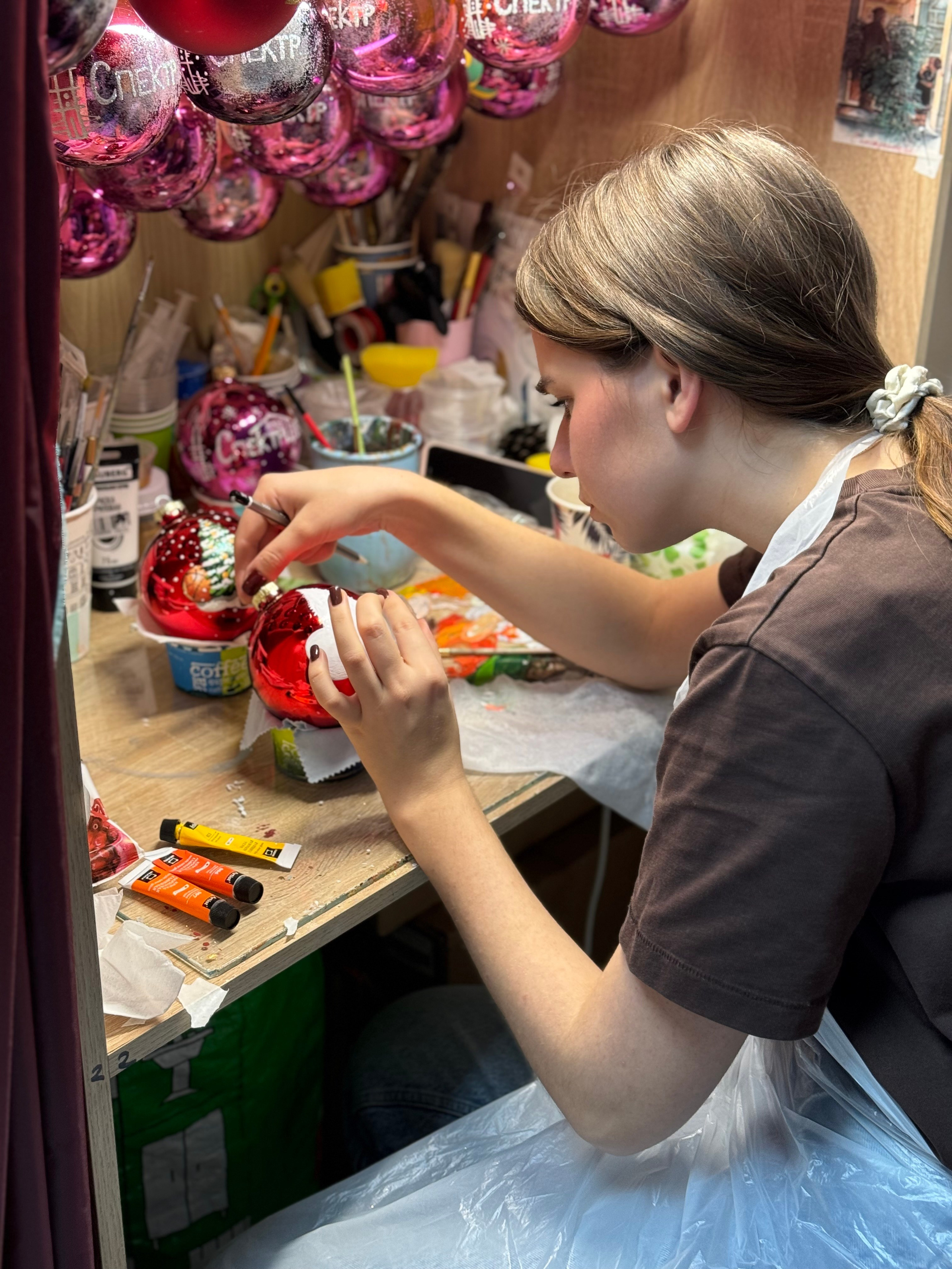 ArtSHARm- наше портфолио по ёлочным шарам с ручной росписью. Художественная ручная роспись елочных шаров, корпоративные подарки и восковые аромасвечи