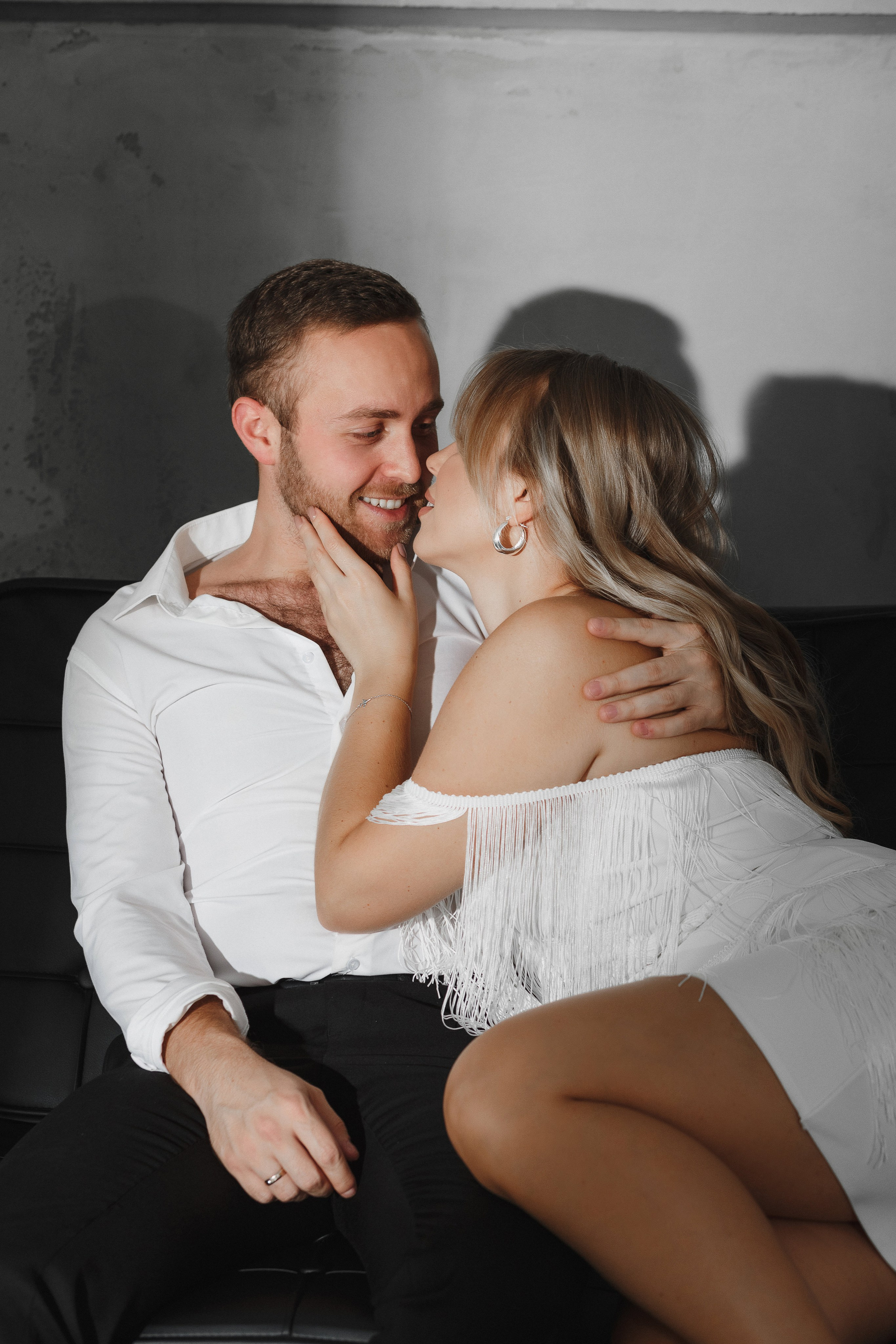 Любовь в объективе: Олег и Настя в фотостудии Таганрога. Свадебный и семейный фотограф в Таганроге Бакарюк Антон