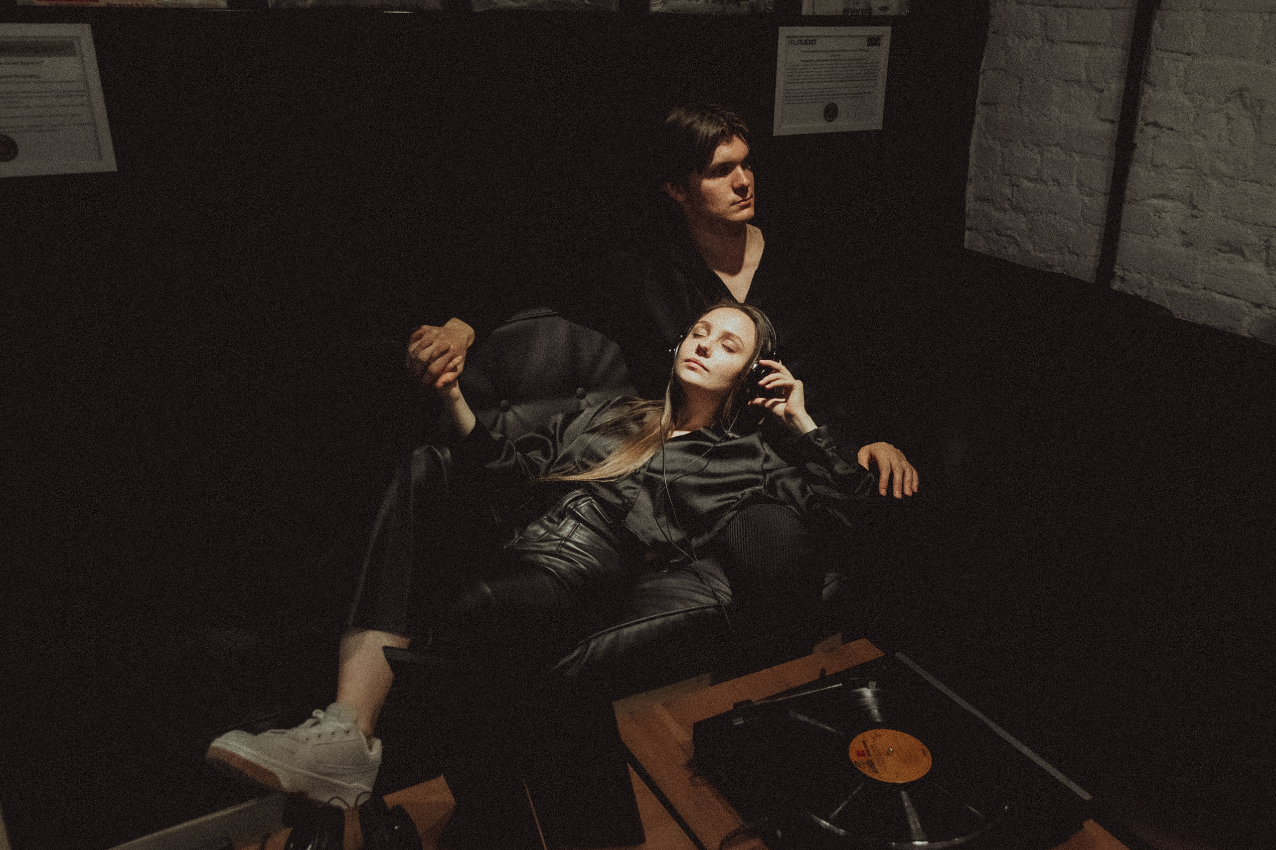 Парная ретро фотосессия в магазине с виниловыми пластинками