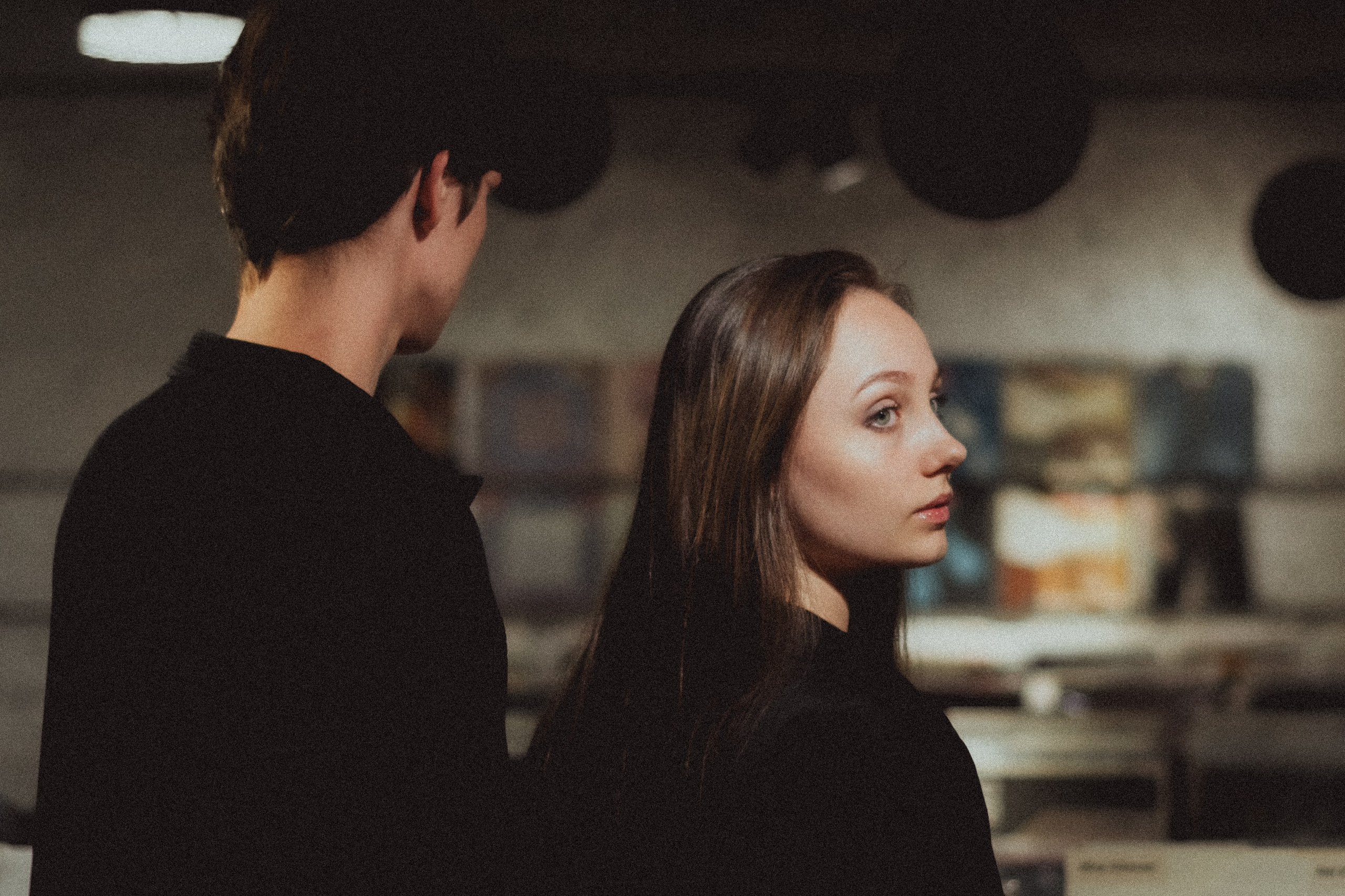 Парная ретро фотосессия в магазине с виниловыми пластинками