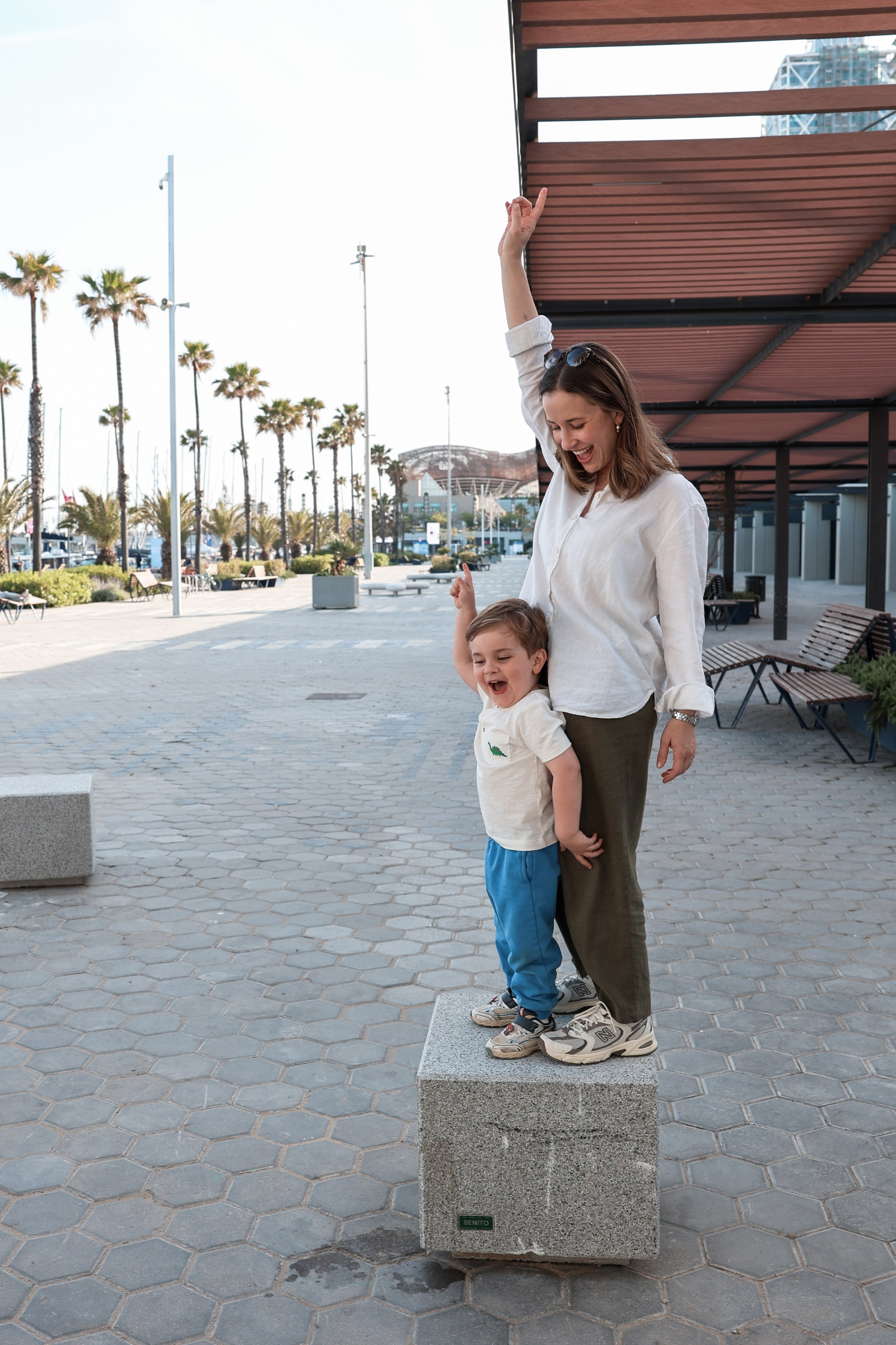 Family pizza at the sea. Natalia Zhuravleva|family, newborn, maternity photographer in Barcelona