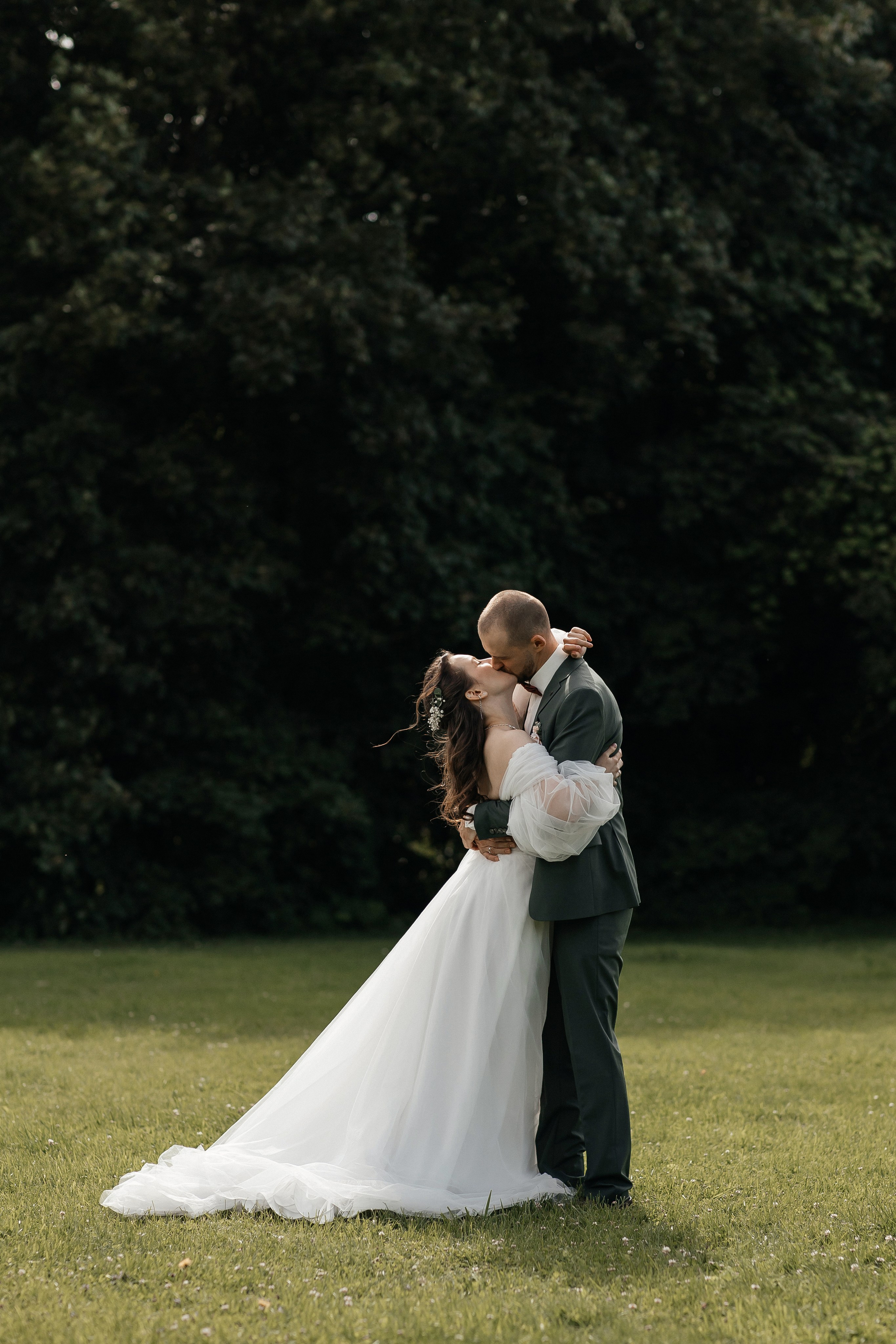 Свадебная фотосессия в Главном Ботаническом саду имени Цицина. Свадебный фотограф в Москве Дарья Олендарёва