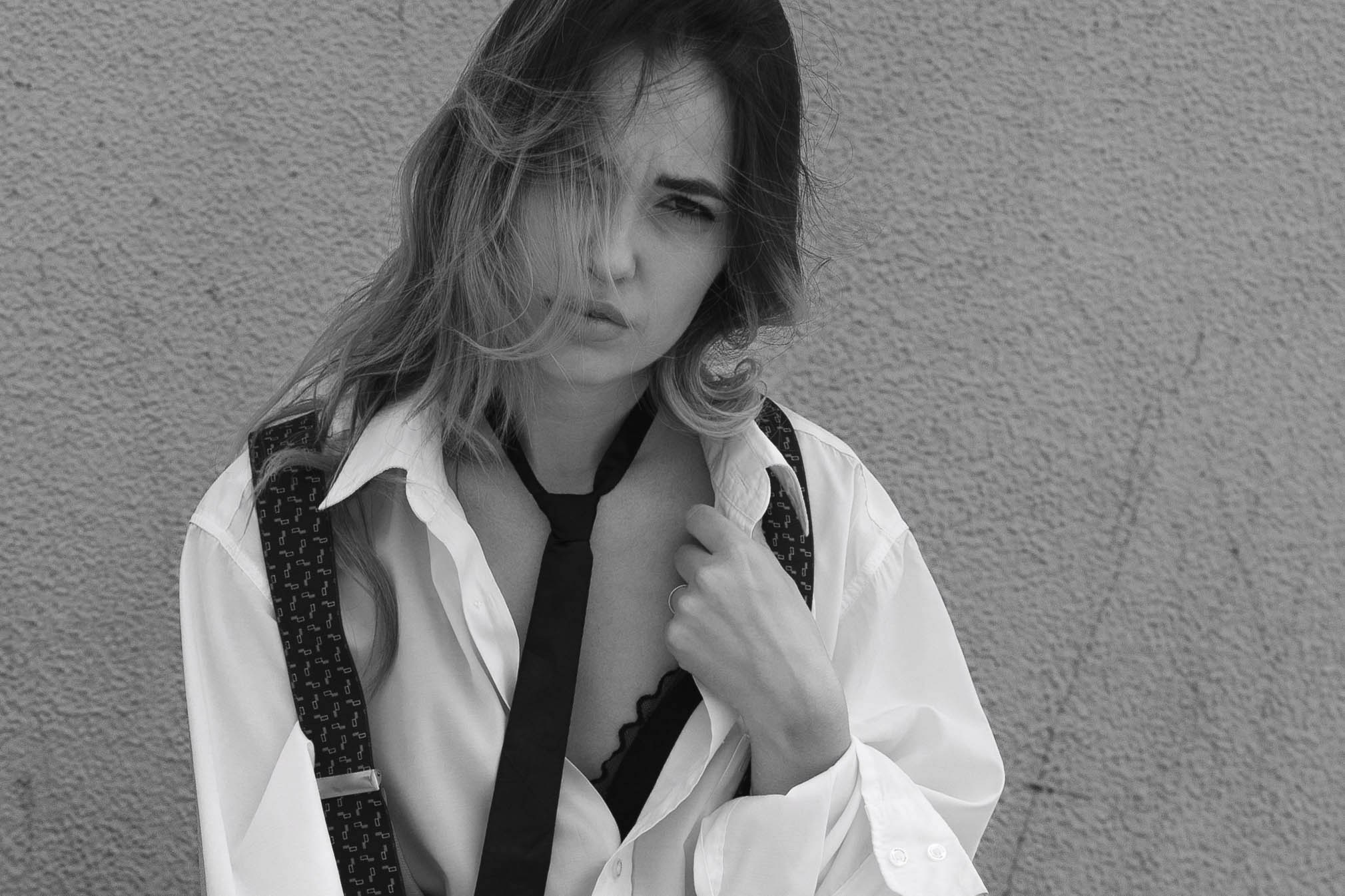 Монохромная фотография девушки в мужском костюме застилает взгляд зрителя элегантностью и изяществом. Одновременно сдержанная и провокационная, девушка в этой фотографии иллюстрирует вечную борьбу противоположностей, создавая потрясающе харизматичный образ. Екатеринбург фотосессии  Автор фотограф: Додров. Ph: dodrov.