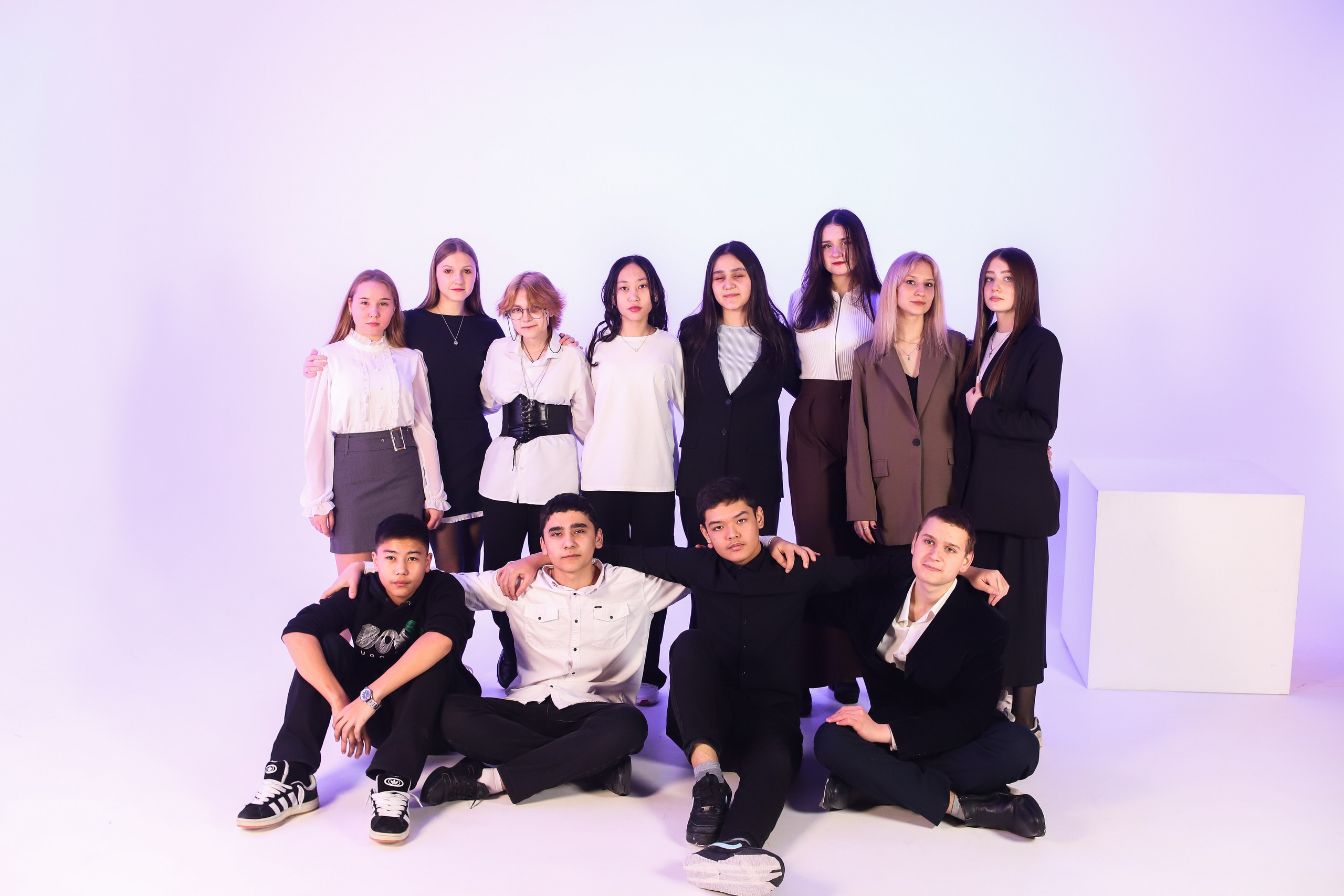 9 Класс в студии с неоном и белой циклорамой. Фотограф в Сургуте Брызгунова Анастасия