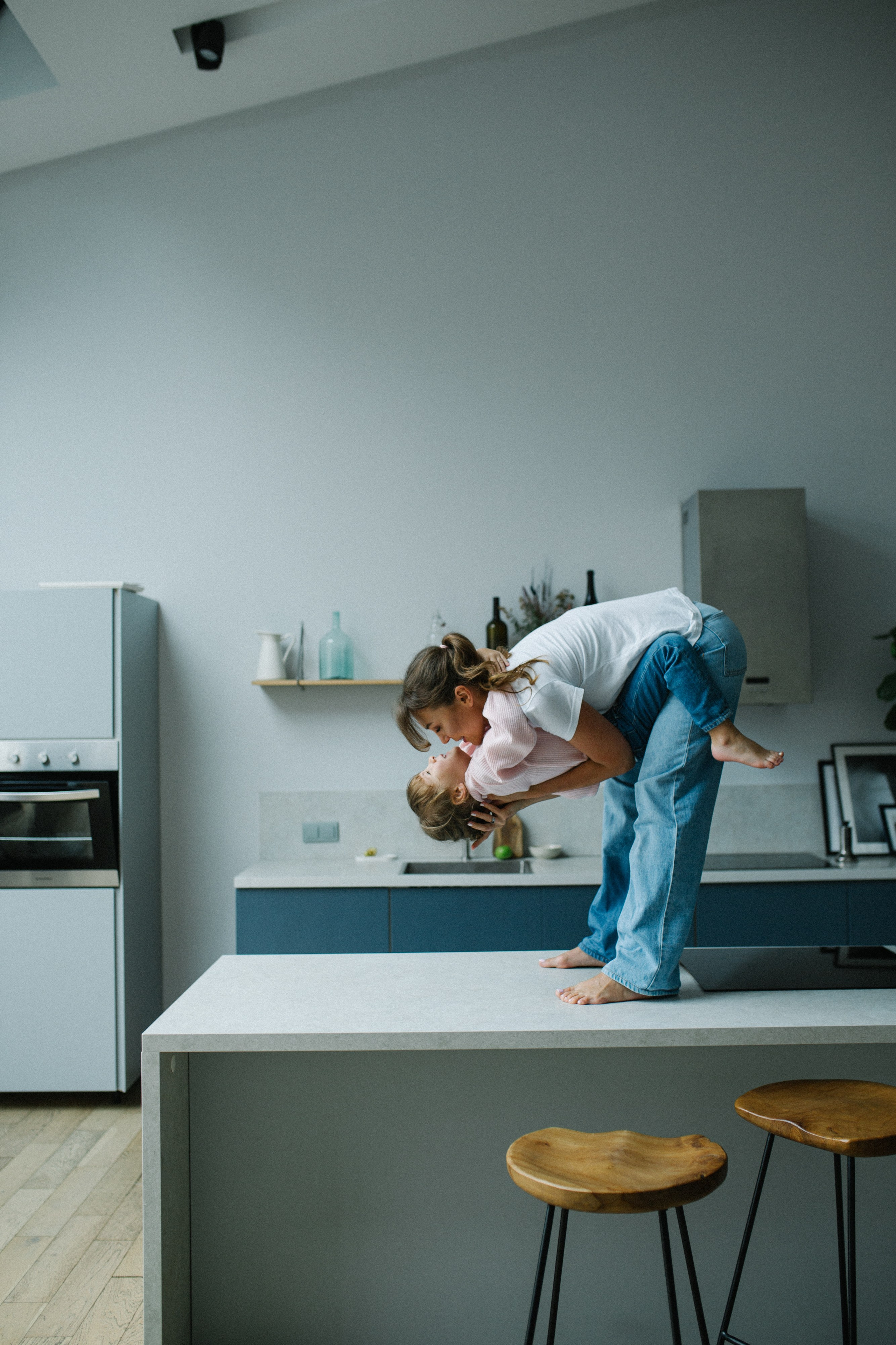 Купание с танцами на столе. Фотограф Оля Батист