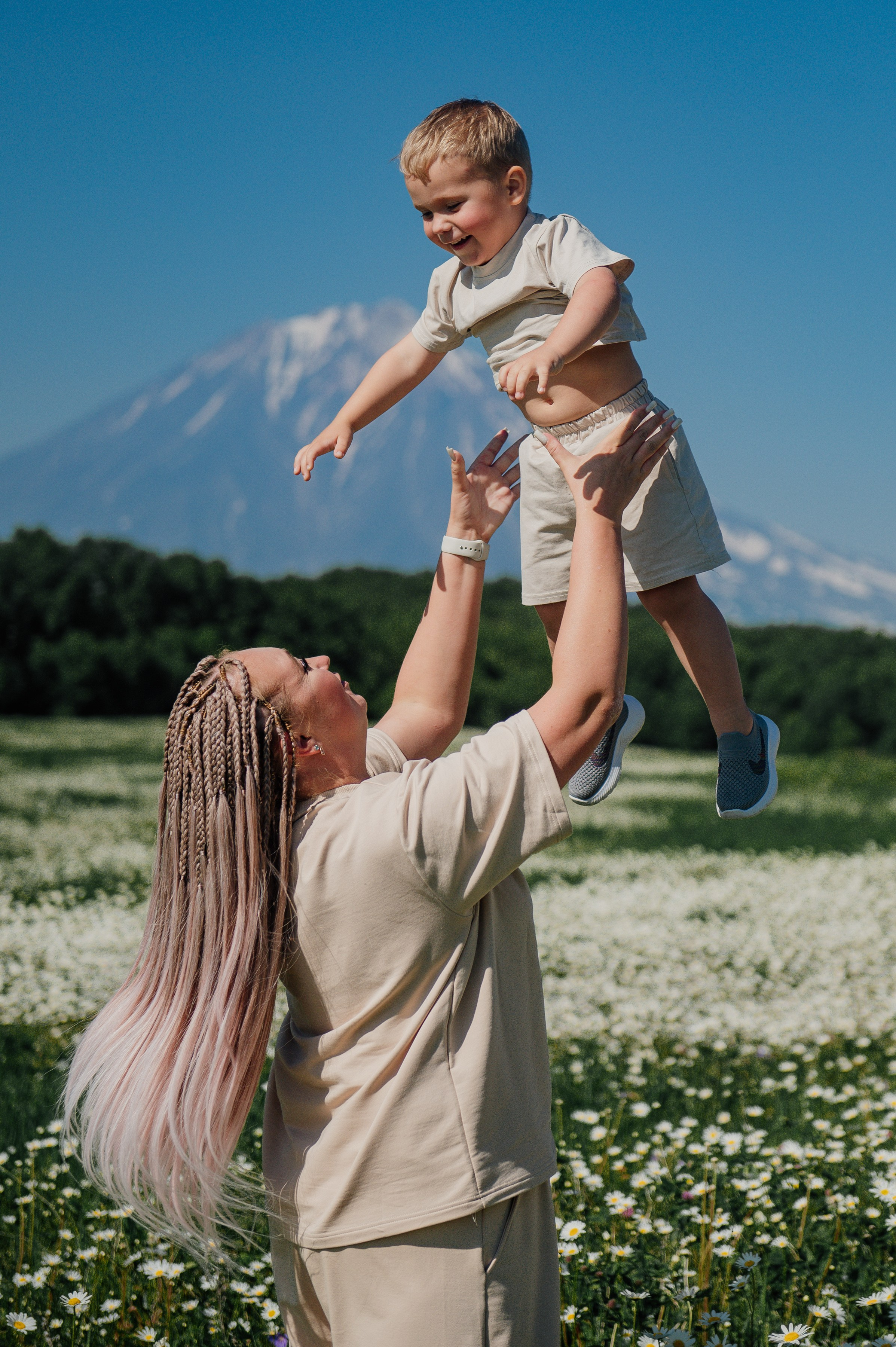 Большая семья в ромашках. Свадебный и семейный фотограф Камчатка. Фотограф Камчатка
