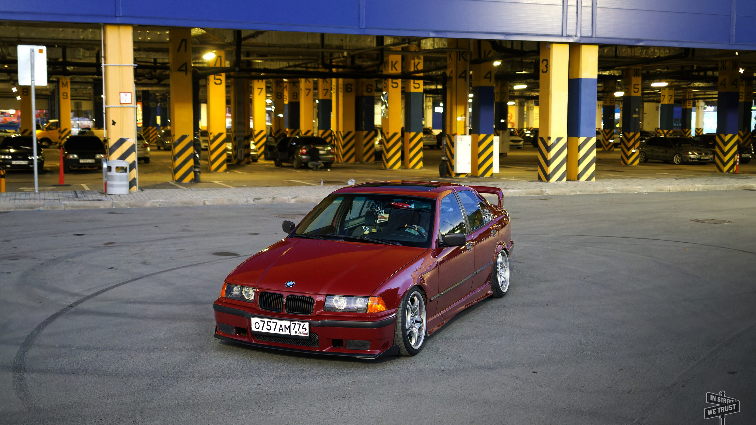 BMW E36 под уличным фонарем. IN STREET WE TRUST
