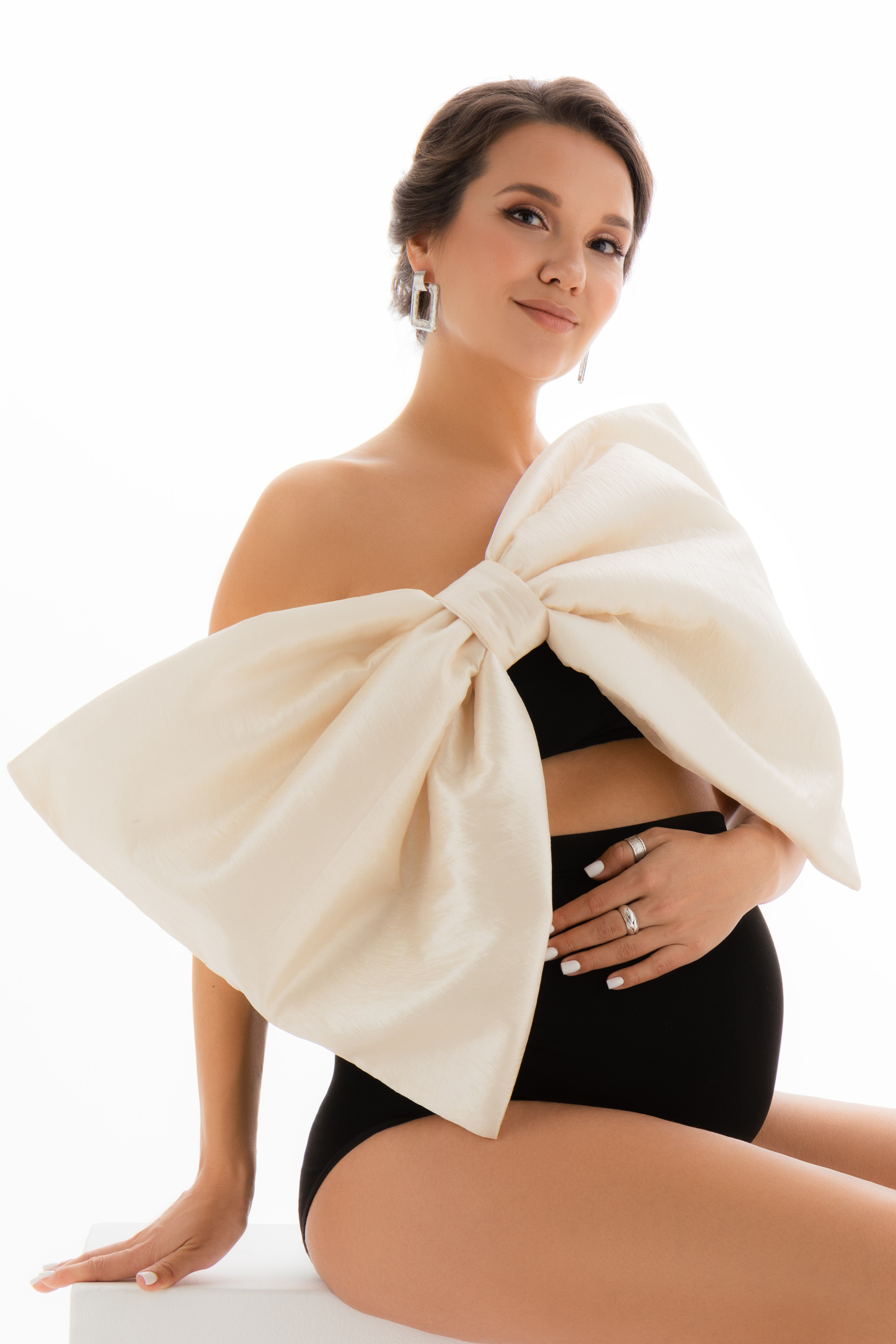 Фотосессия беременности в Москве! Все включено. Готовые образы. Помощь визажиста и стилиста. Фотосессия в стиле минимализм. Фотосессии в студиях Москвы с циклорамой. Фотосессия беременности идеи образов и позирования