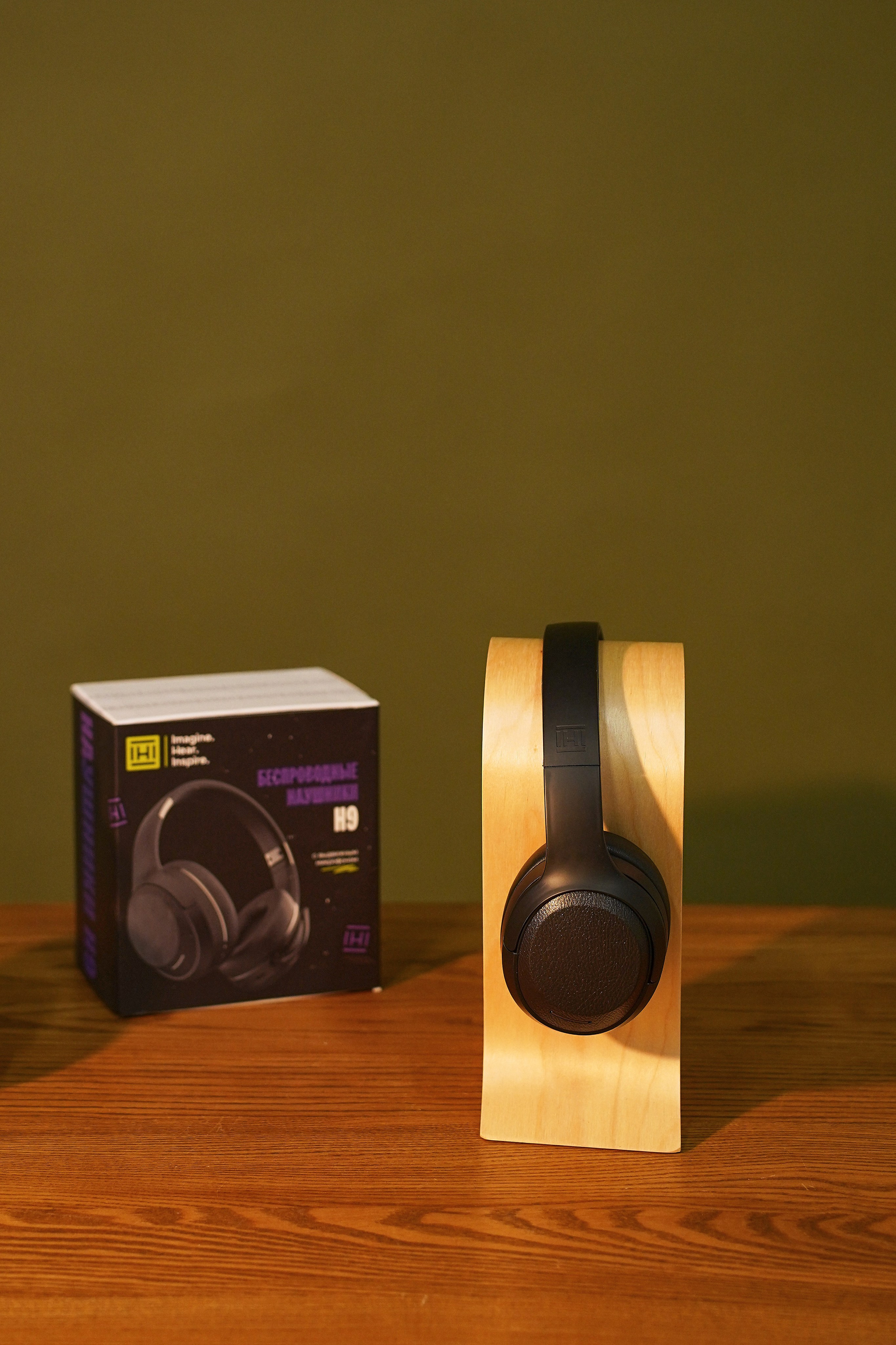 Наушники в интерьере. Фотограф