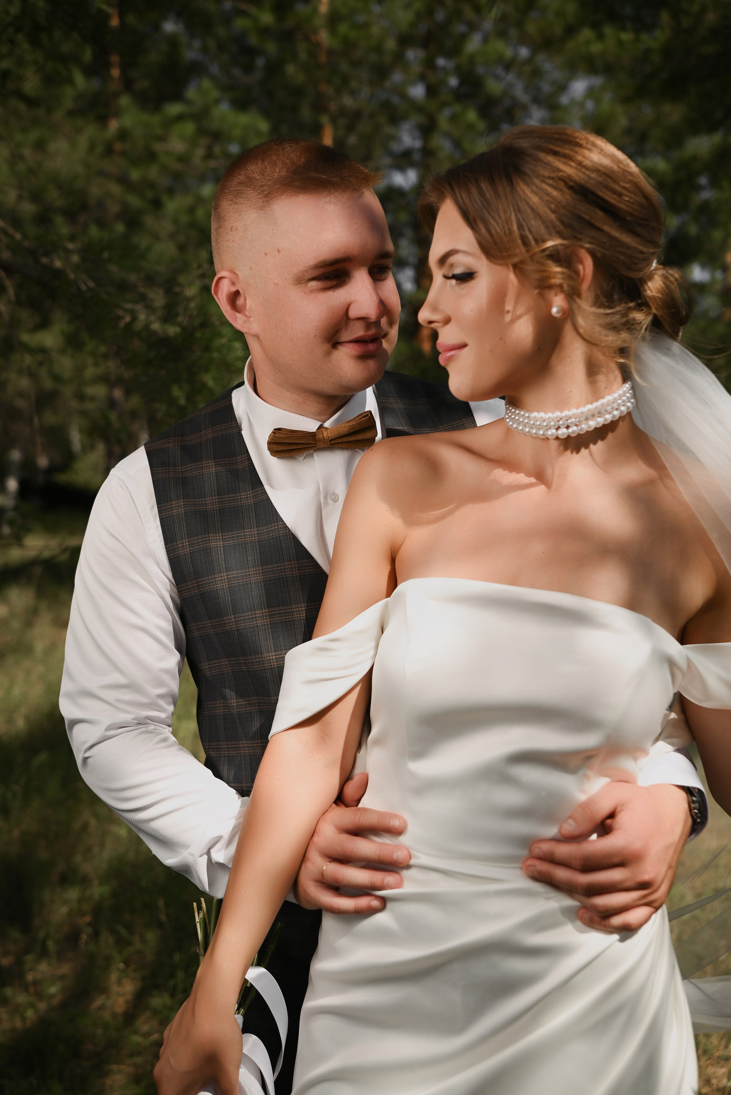 Эмоциональный кадр в Питере — жених держит невесту в обнимку