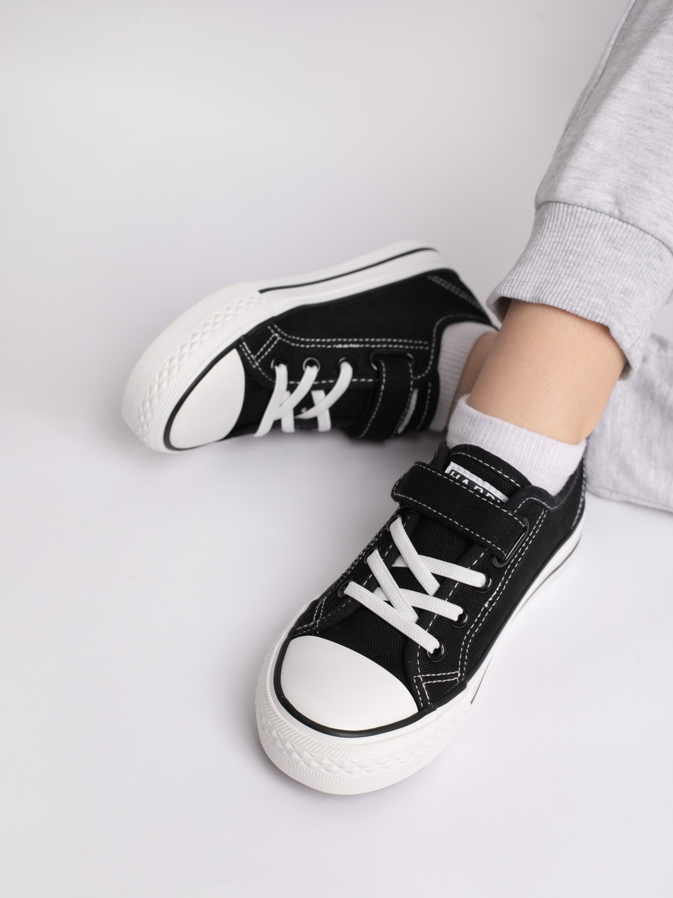 Детские кеды. Фотостудия предметной и модельной съёмки для маркетплейсов