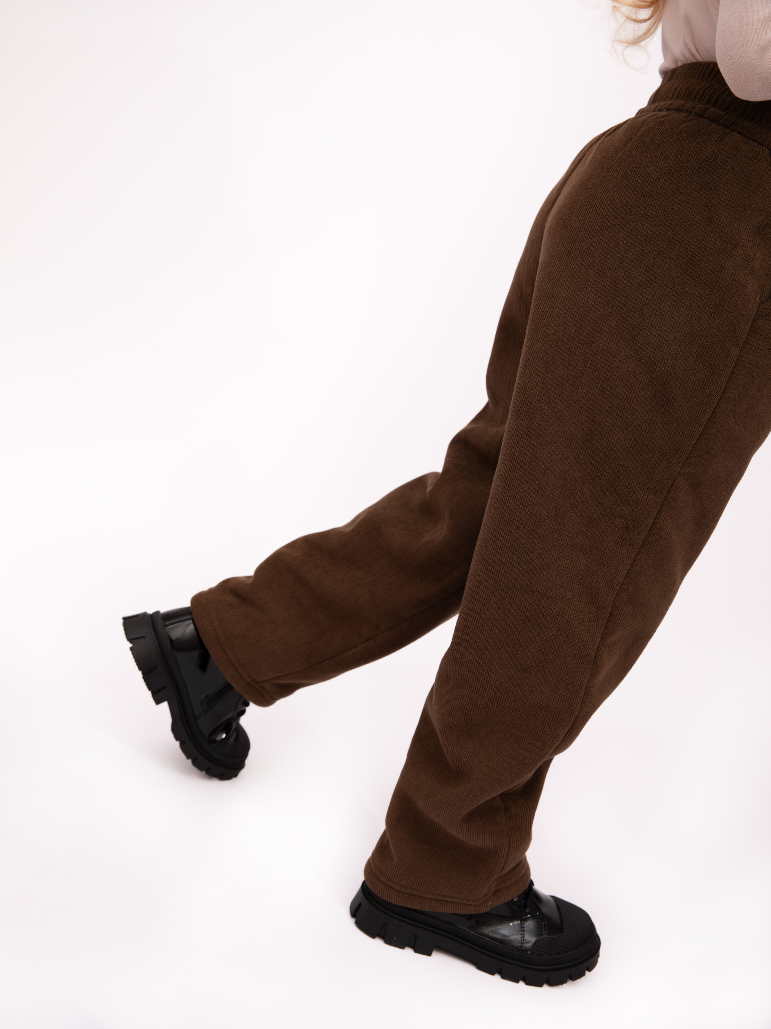 Детские брюки. Фотостудия предметной и модельной съёмки для маркетплейсов