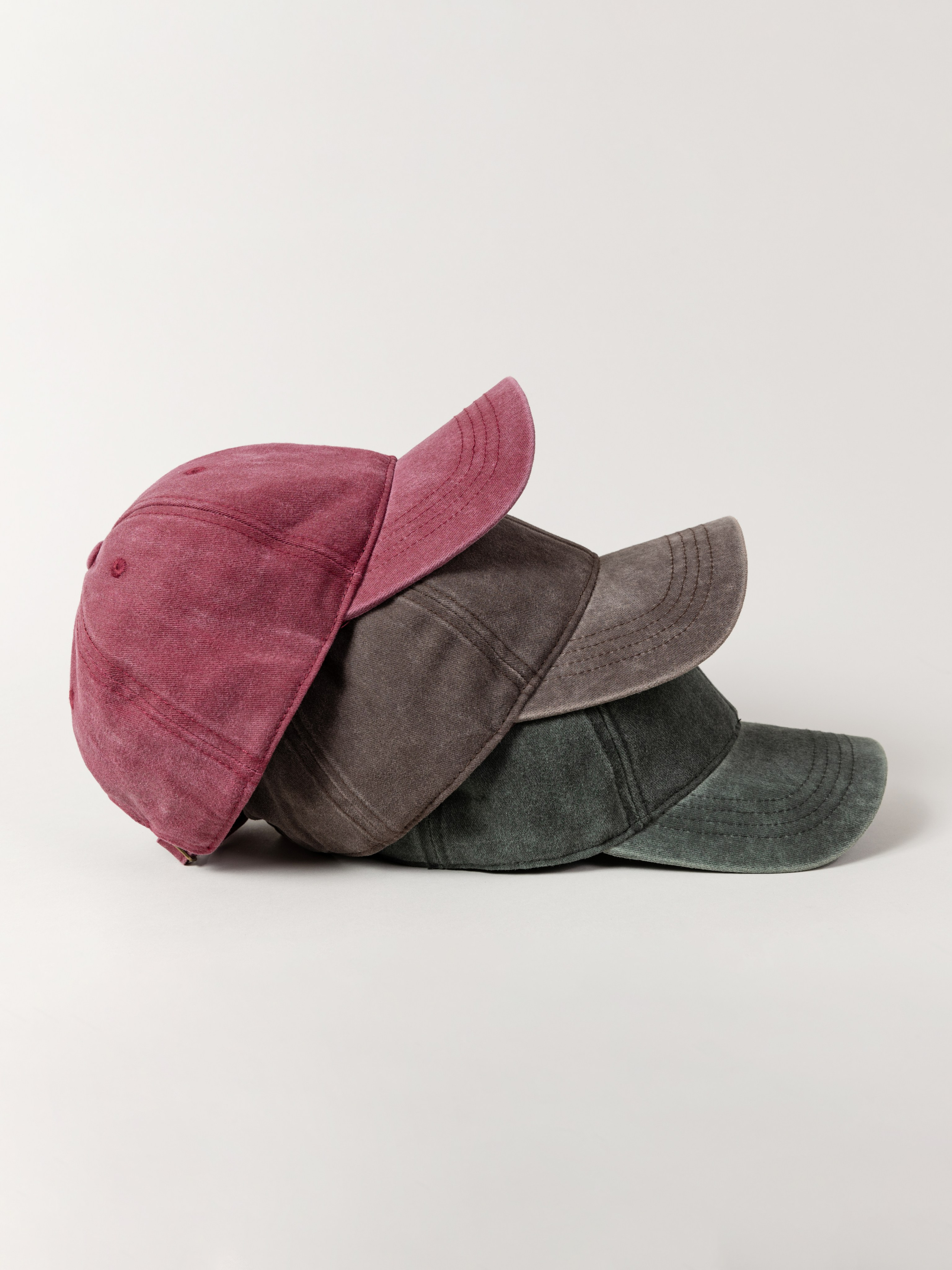 Три кепи разных цветов наложены друг на друга.