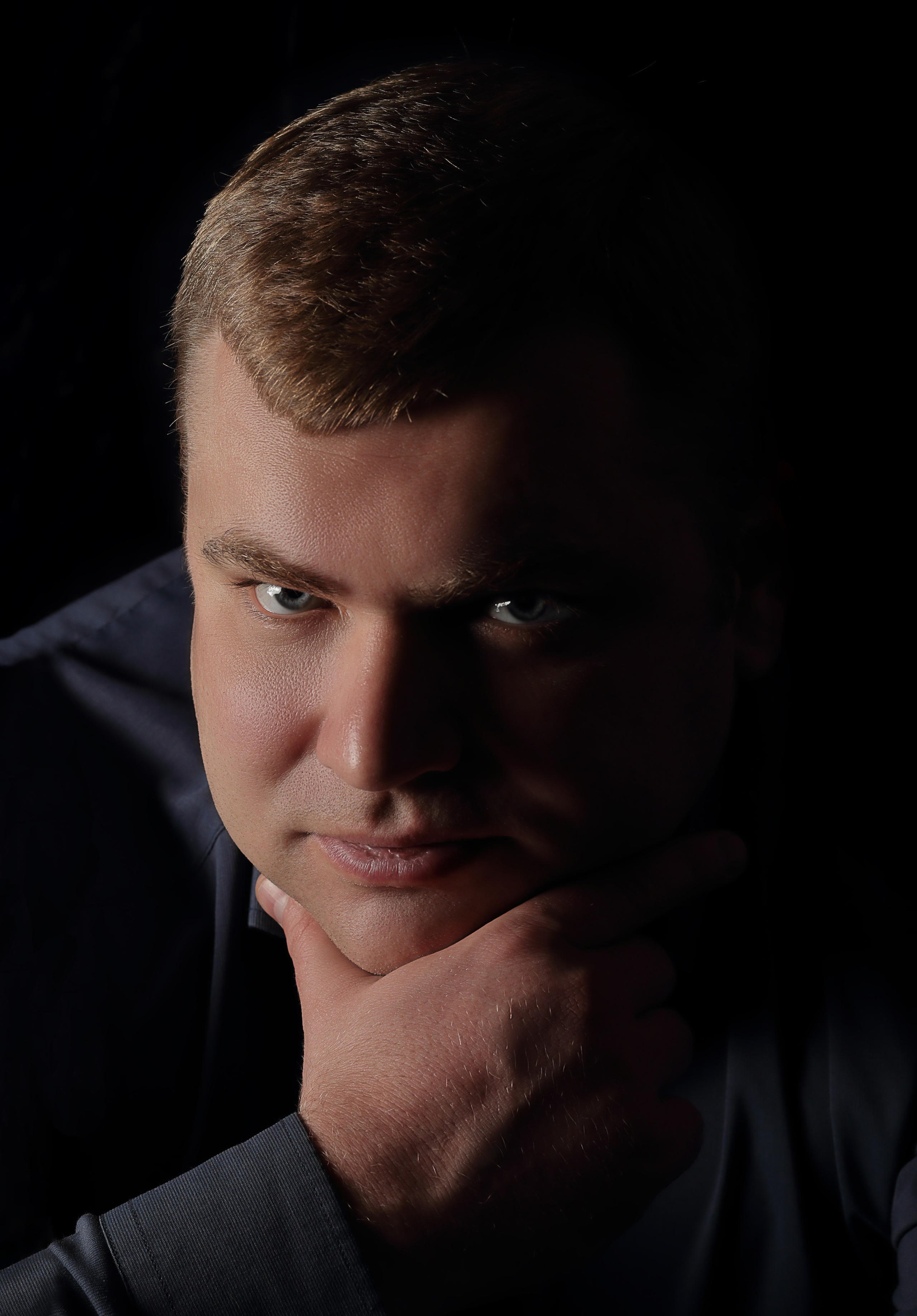 Крупный мужской портрет