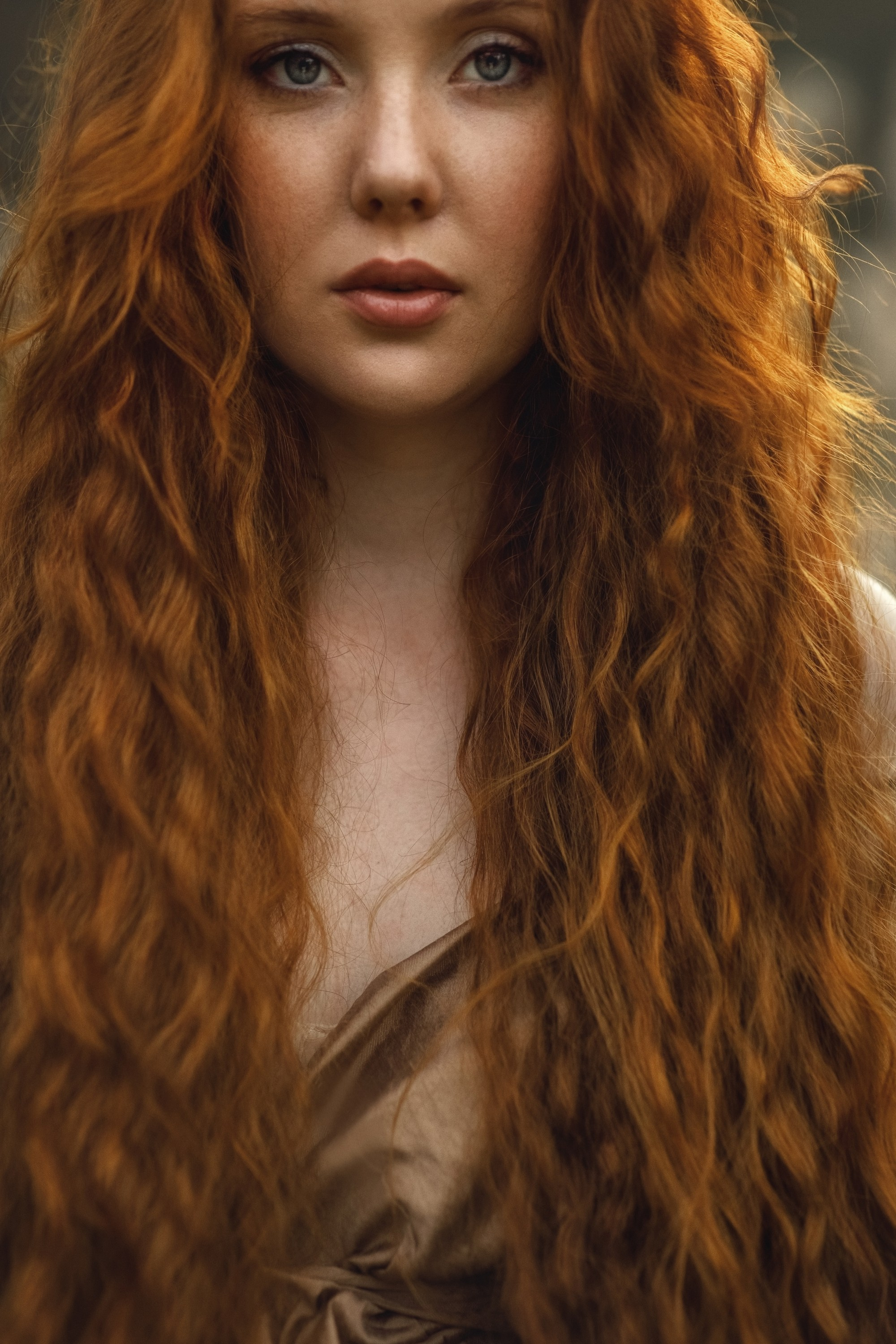 портрет красивой рыжей девушки
