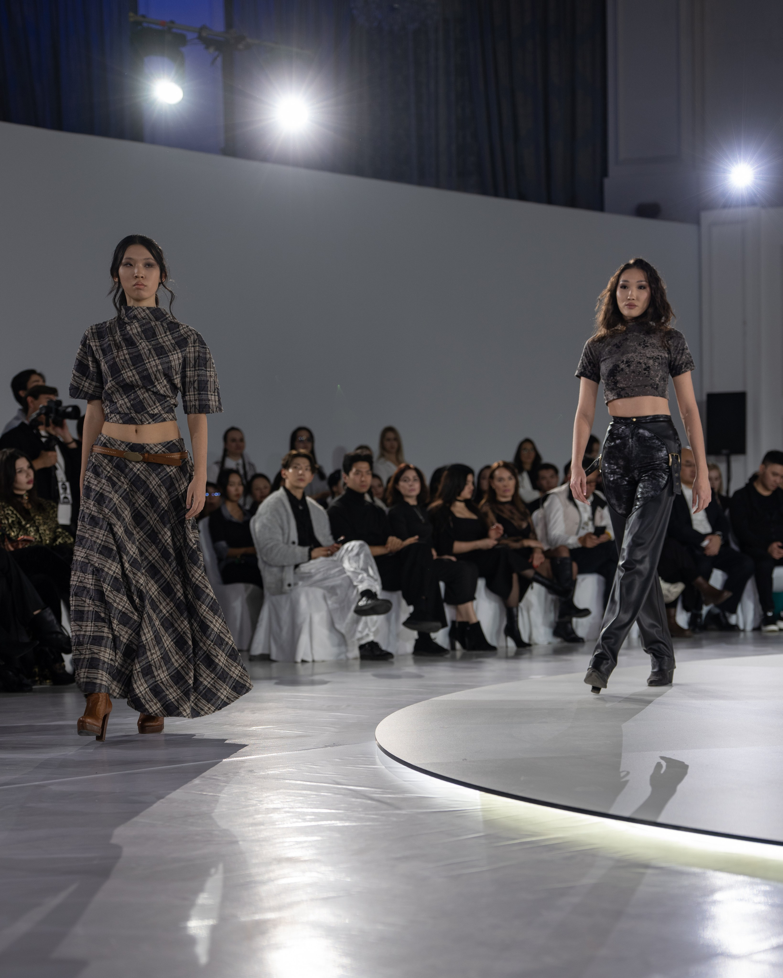 Design August. Сайт Алматинского НЮ АРТ, будуар и фэшн фотографа Дениса Карпенко