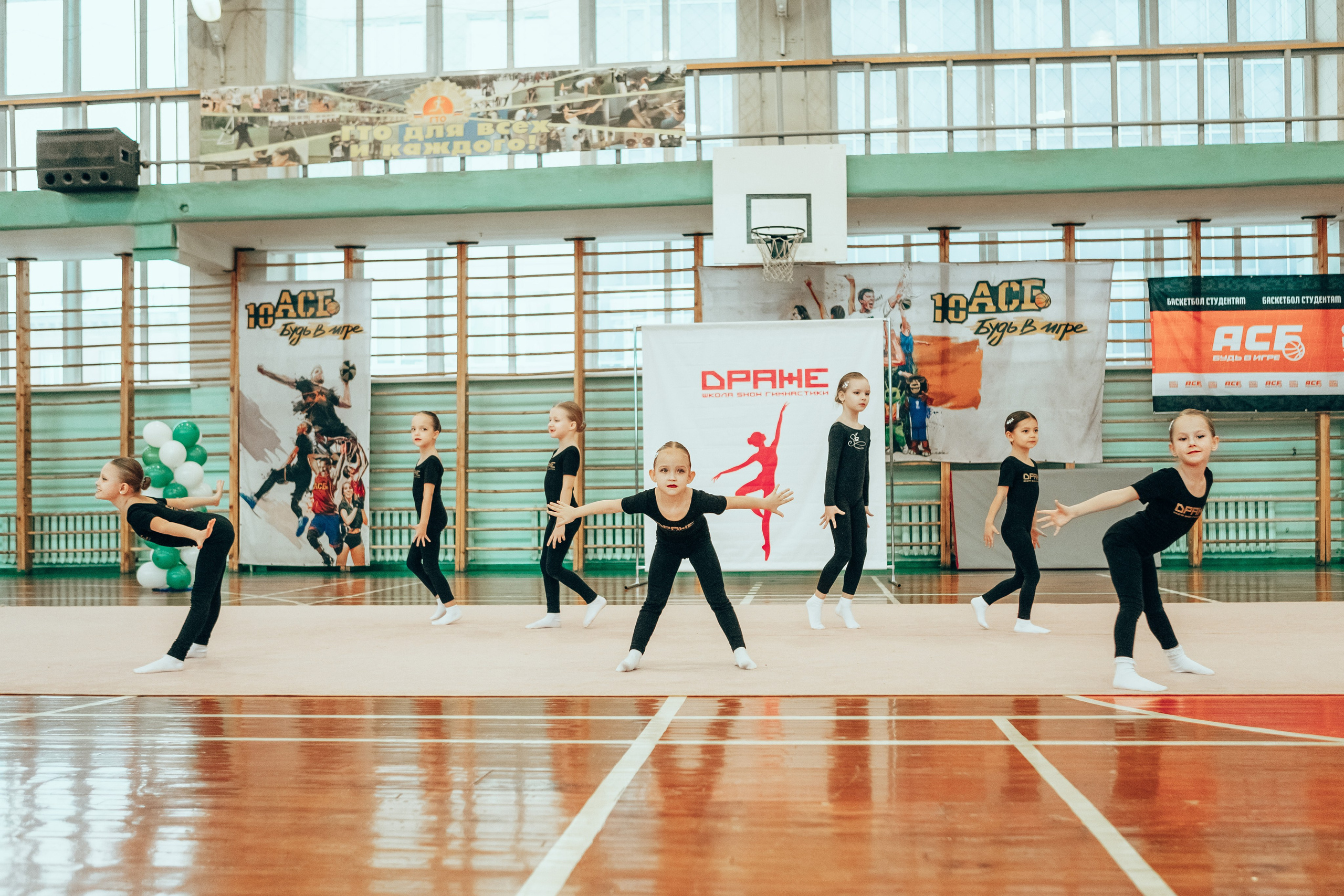 Новогодние соревнования школы Шоу-гимнастики «Драже». Семейный и детский фотограф в г. Новосибирске Макеева Анастасия