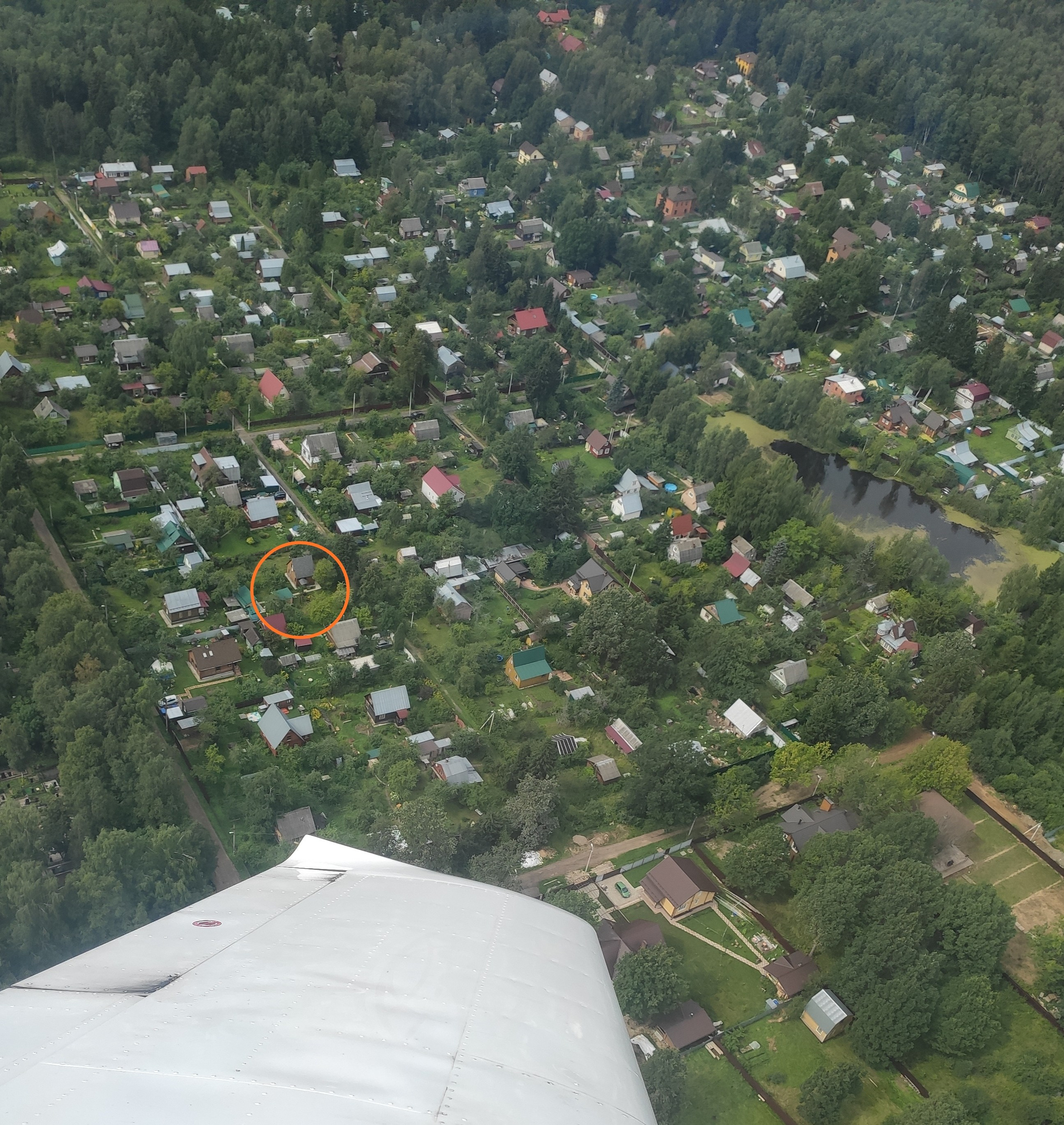 А вот и дачный участок с нашим домиком