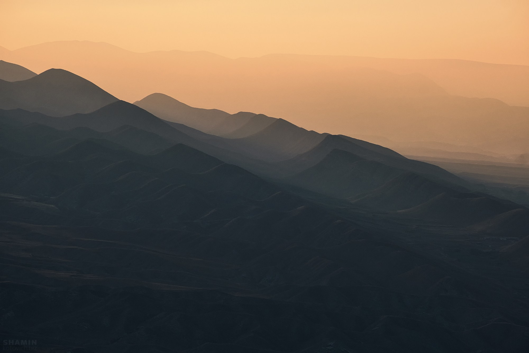 Фотографии горного Дагестана: величественные каньоны, изумрудные реки, древние башни и террасные склоны. Природа и архитектура республики в мягком свете рассветов и закатов, снятые с дрона и земли, передающие дух и масштаб Кавказа. Фотограф Константин Шамин