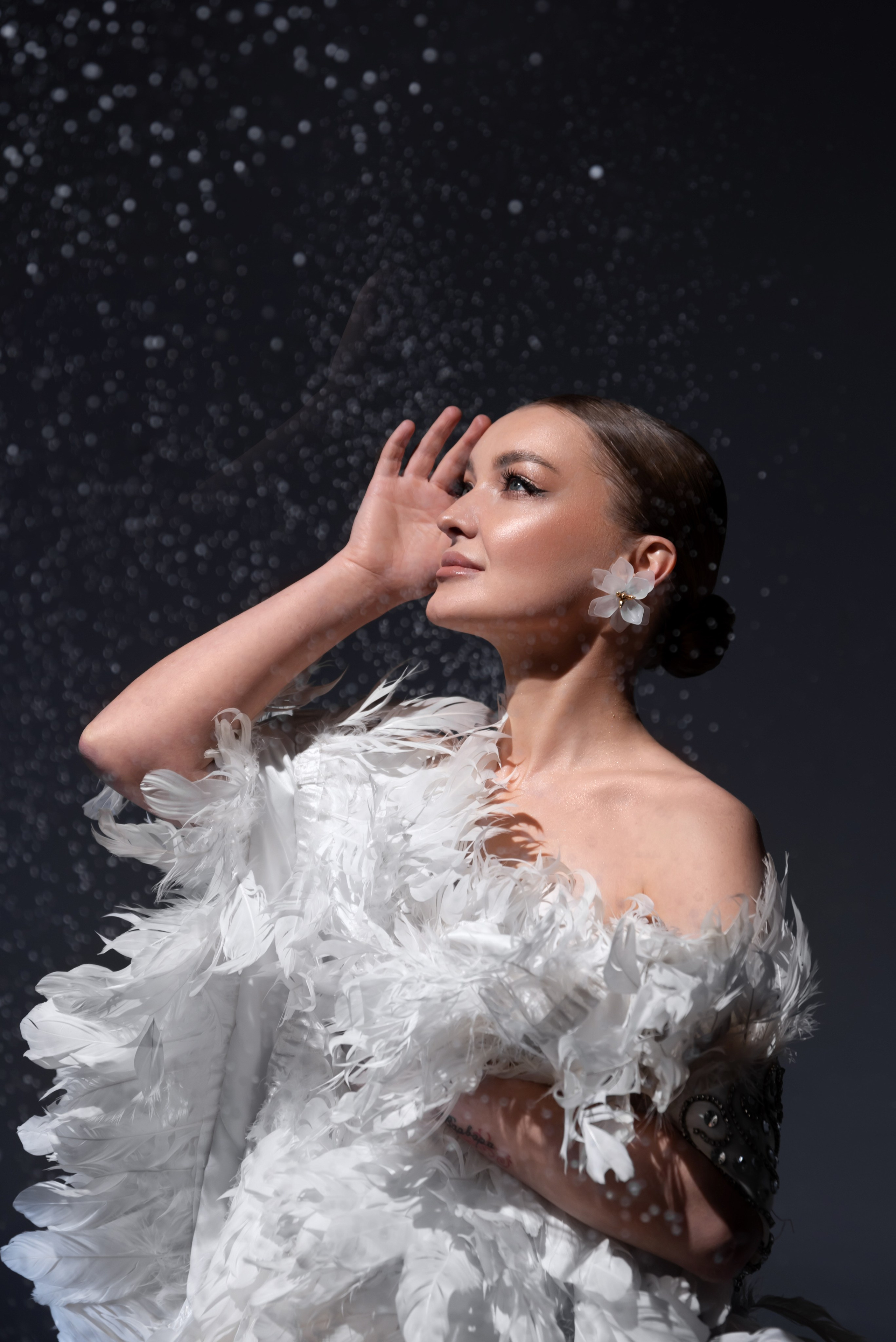фото балерины в перьевой накидке под снегом в фотостудии лайт в томске
