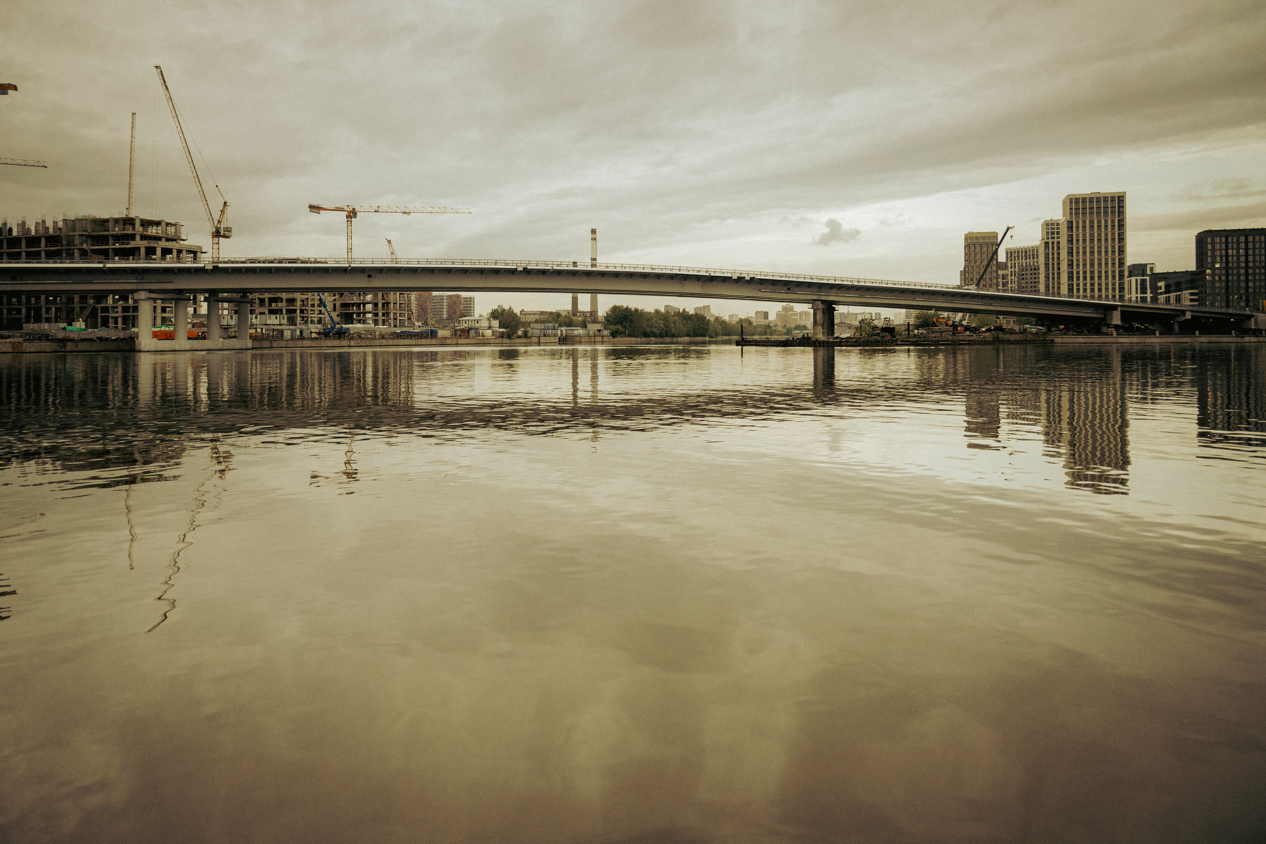 Москва-река. Лето. Яхта. Фотограф Роман Адлер