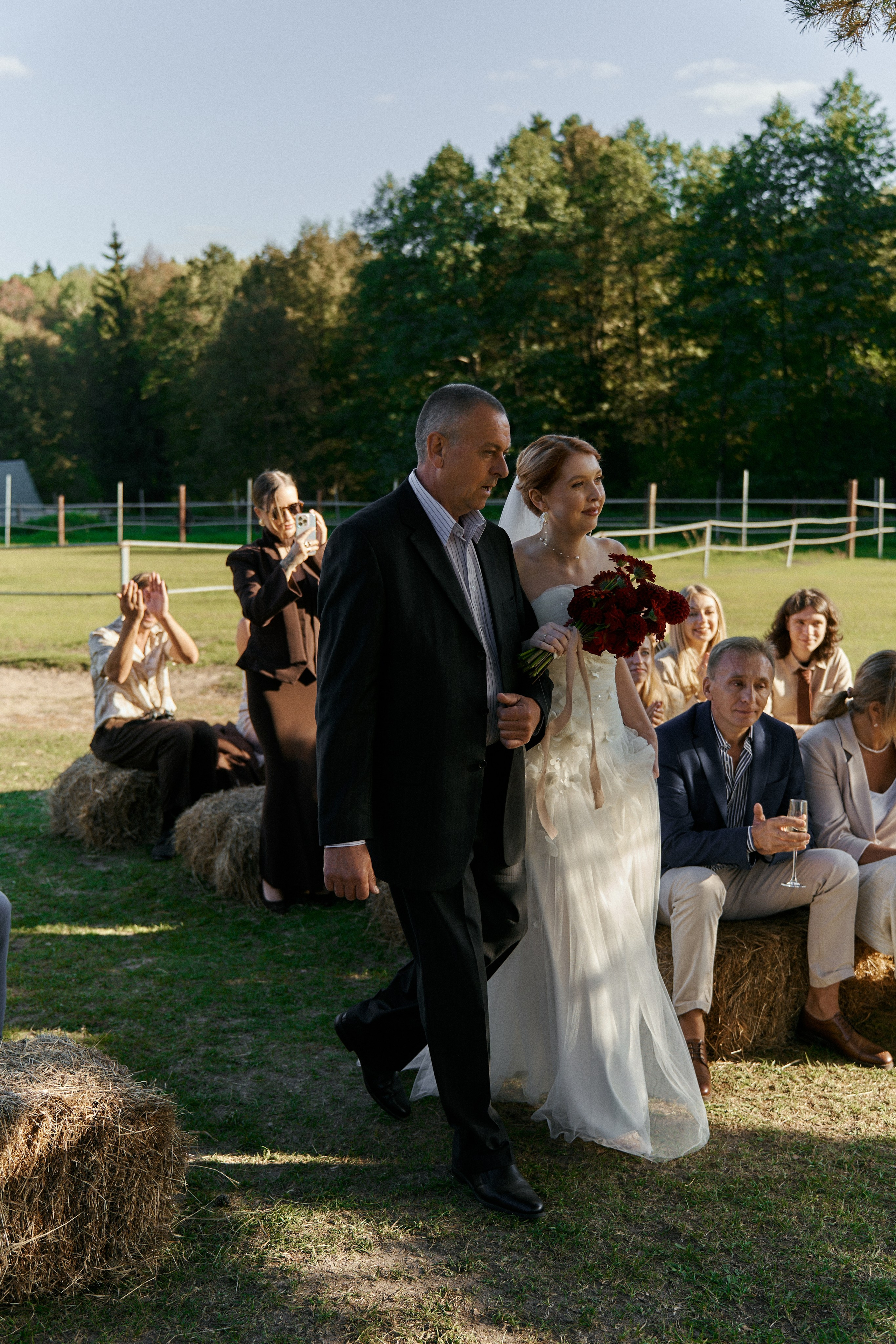 Папа ведет невесту к алтарю