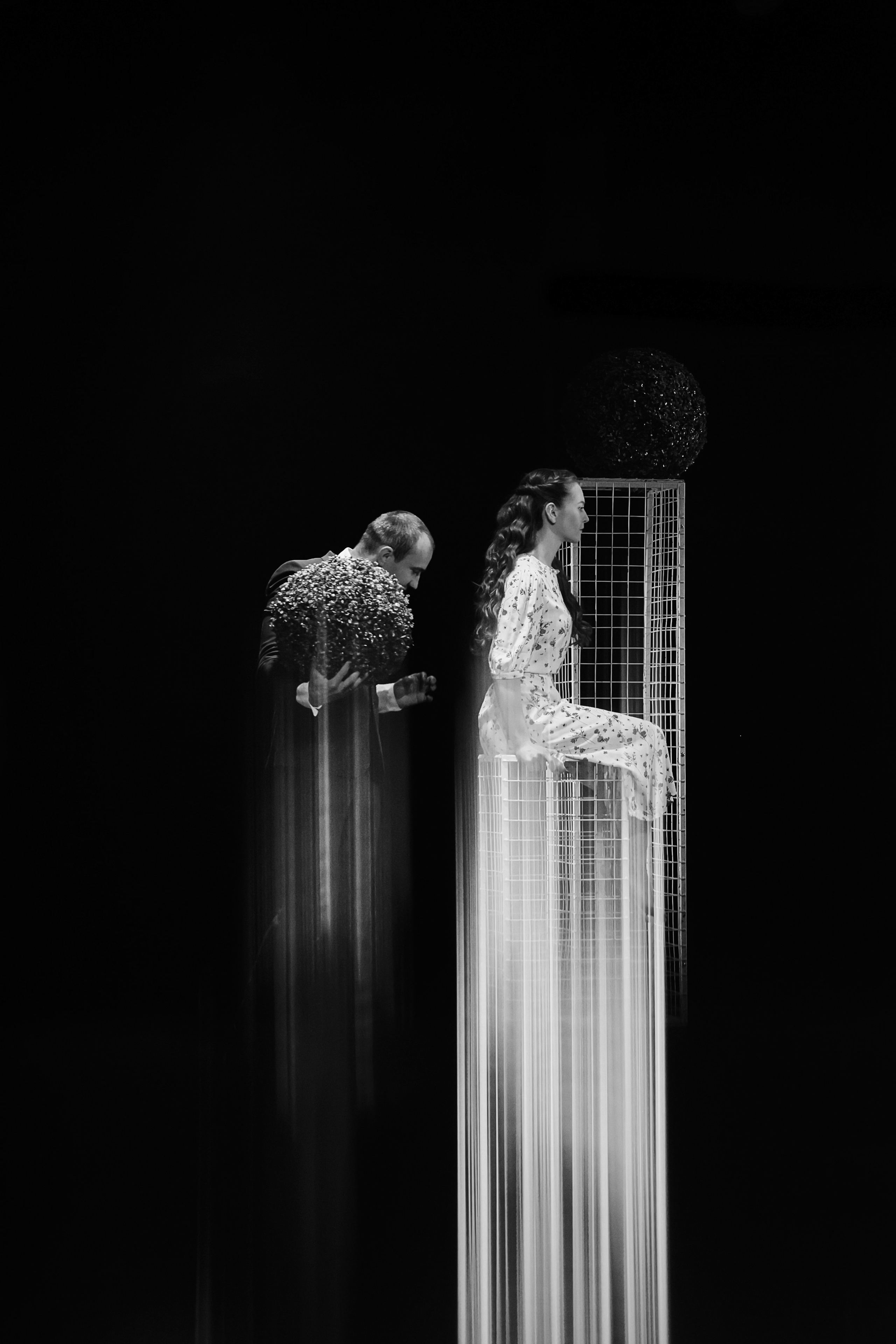 Спектакль «Дикарь» (серия — монохром), Театр «Сначала-Сначала театр». Наталья Алексеенко. Фотохудожник в Москве. Репортаж, портрет, стрит