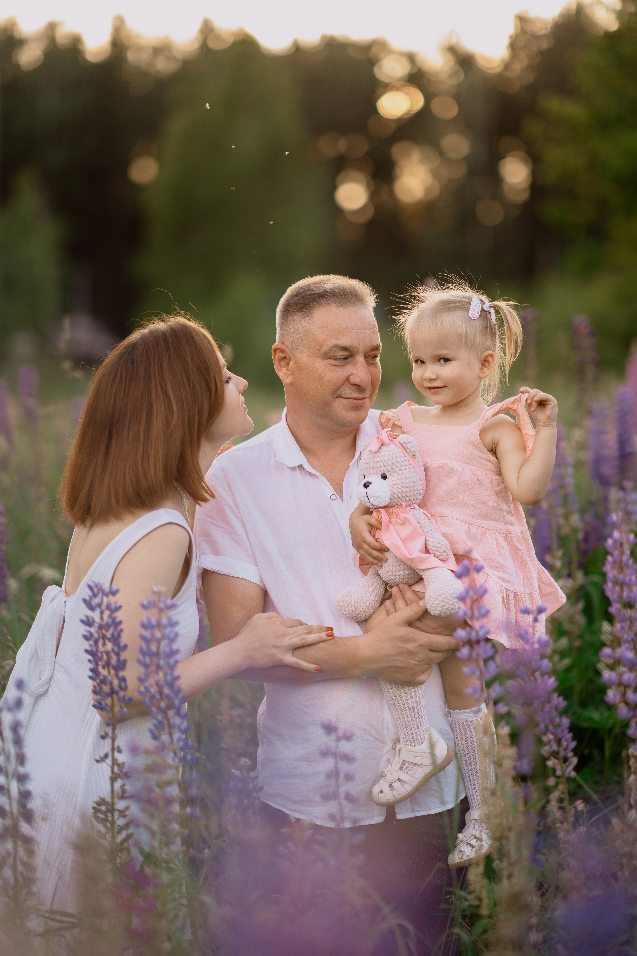 Фотосессия в люпинах. Анюта с мамой и папой. Семейный и детский фотограф в Сергиев Посаде, Хотьково Якимчук Любовь