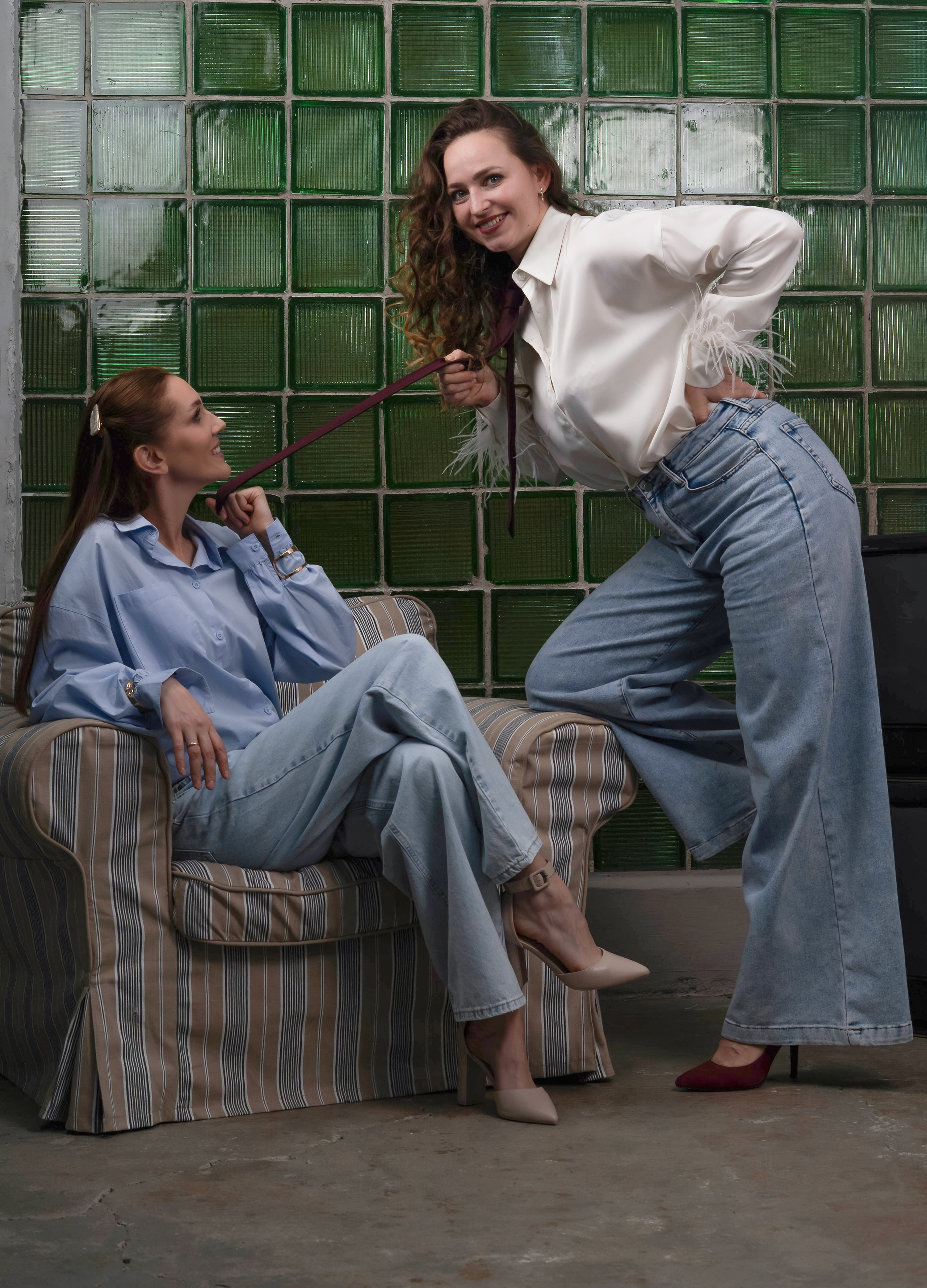 Фотосессия у зеленой стены в студии с подругой в студии  Новосибирск 