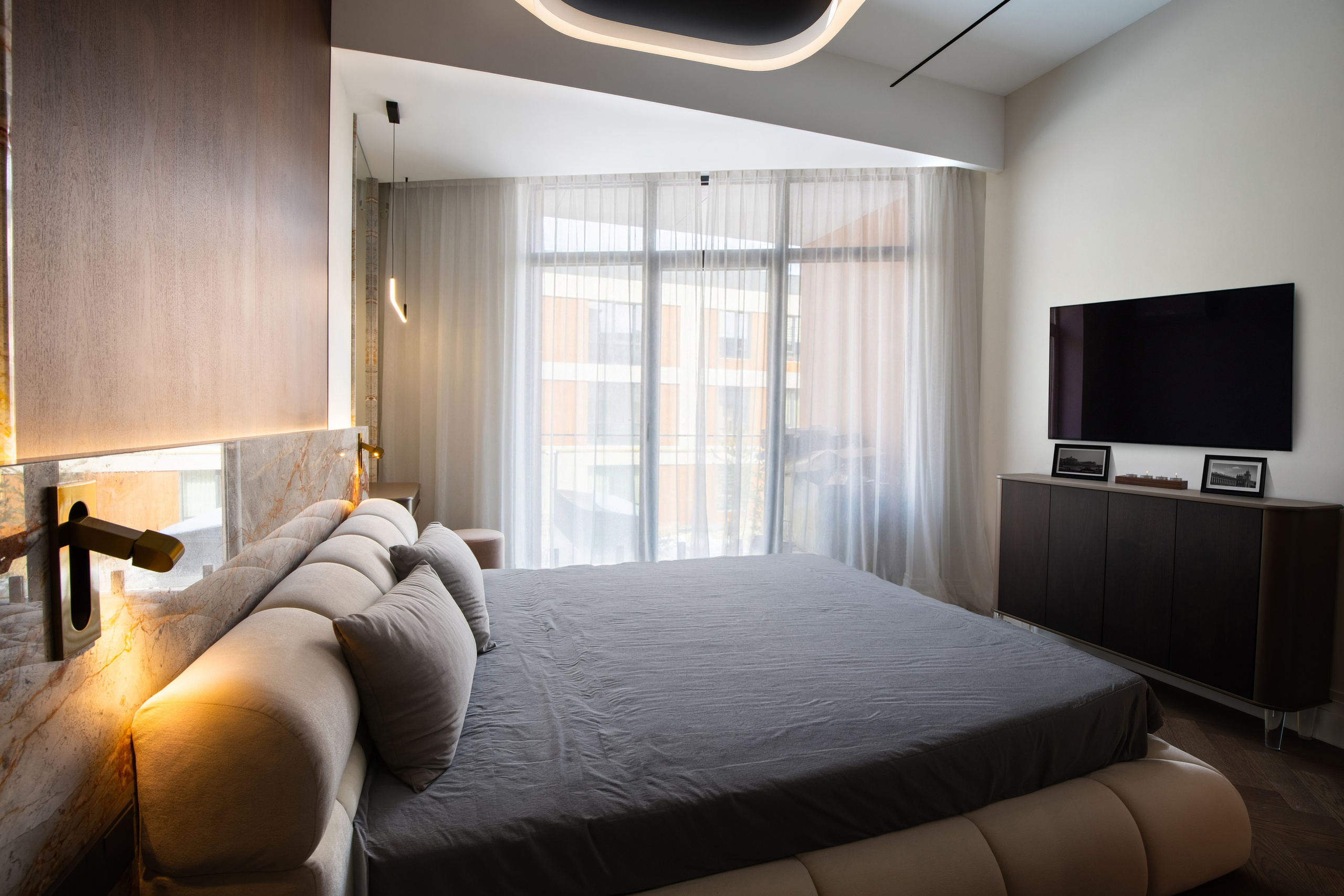 Интерьерная съёмка спальной комнаты жилых апартаментов