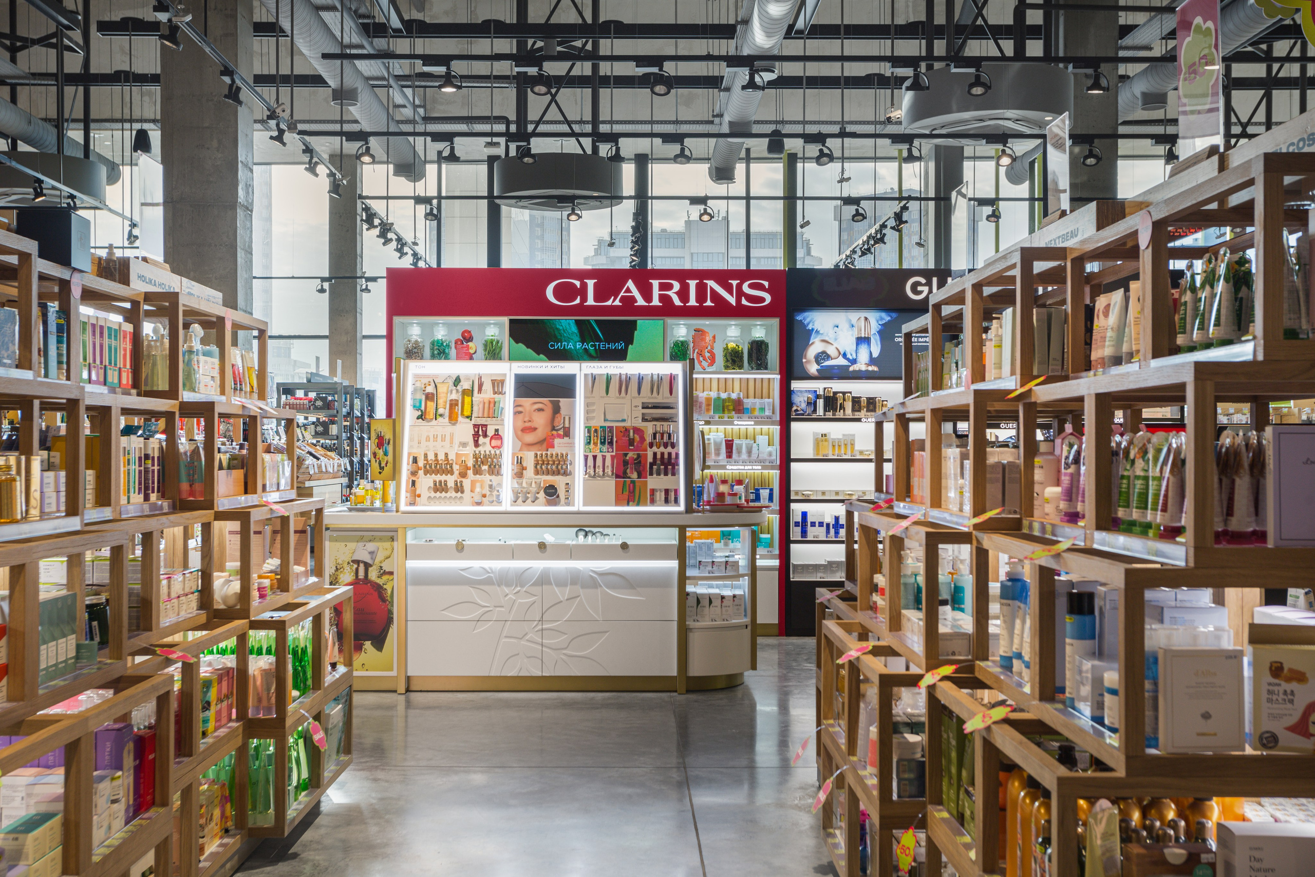 Коронер Clarins в «Золотом яблоке» в ТРЦ «Планета». Интерьерный фотограф и ретушер в Красноярске Денис Антропов