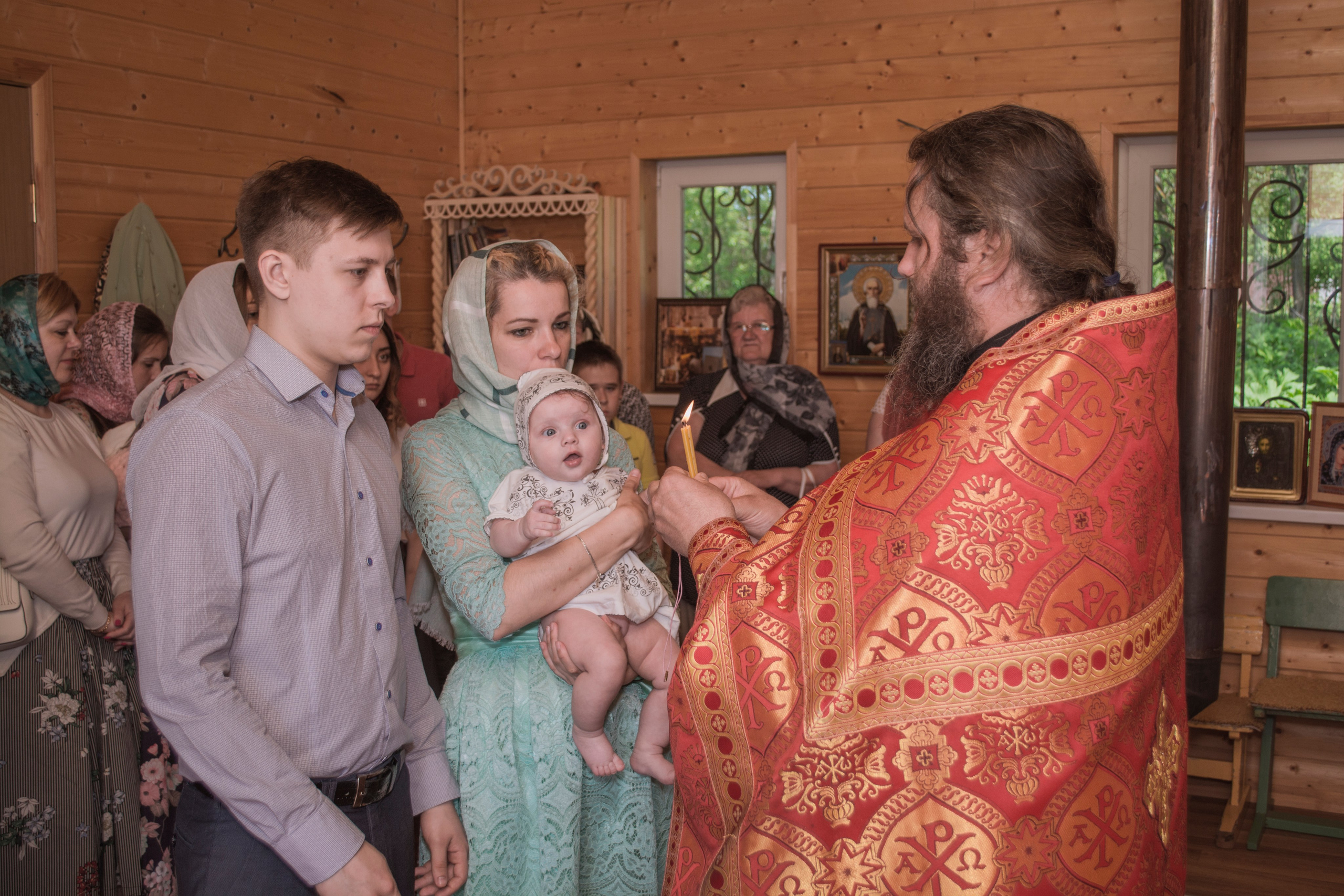 Крещение Василисы в храме Николая Чудотворца в д. Старый погост. Фотограф Евгений Егоров