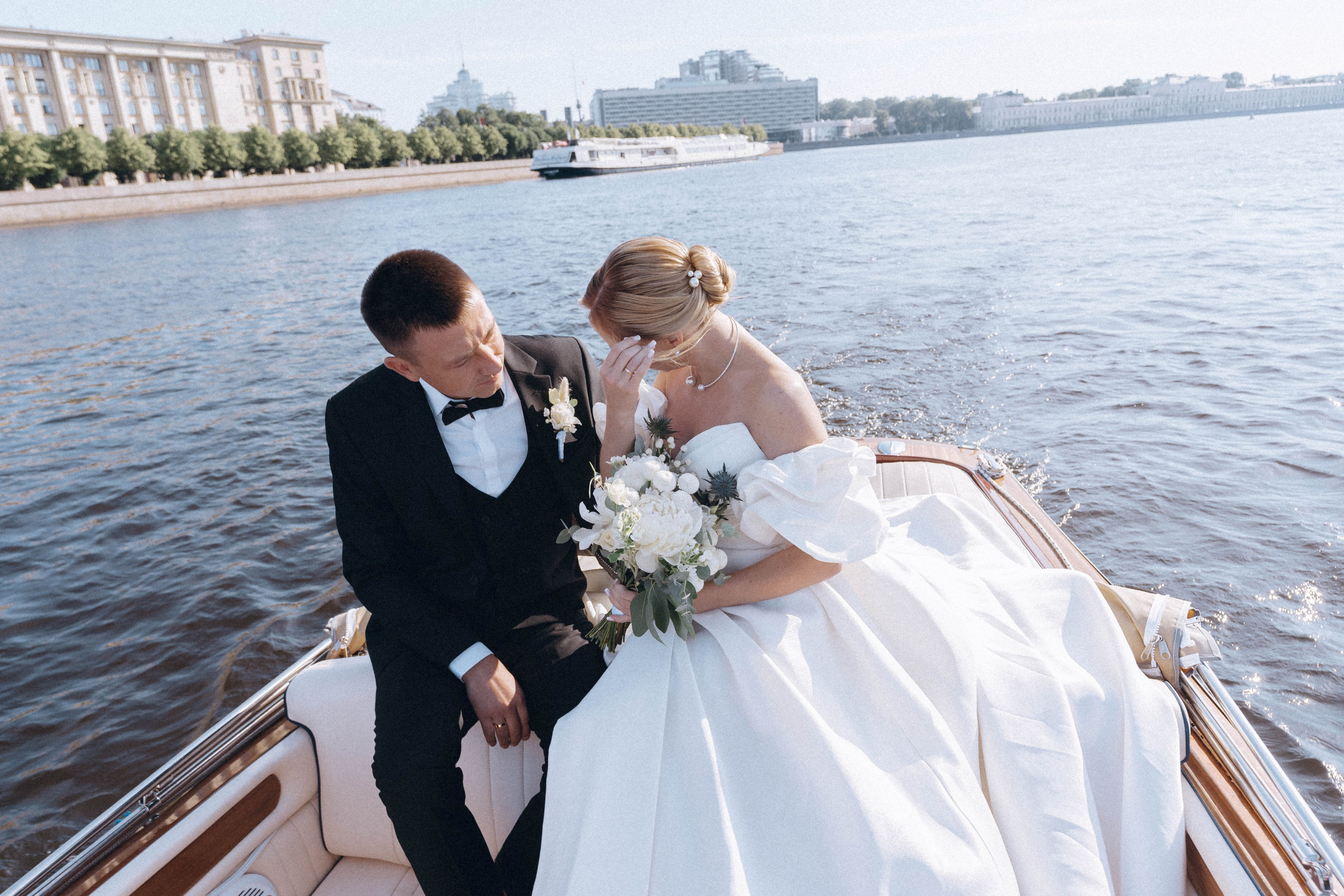 СВАДЕНБНАЯ СЬЕМКА НА КАТЕРЕ ПО КАНАЛАМ САНКТ-ПЕТЕРБУРГА И В АКВАТОРИИ НЕВЫ. Профессиональный фотограф, Санкт-Петербург — Виктория Богомолова