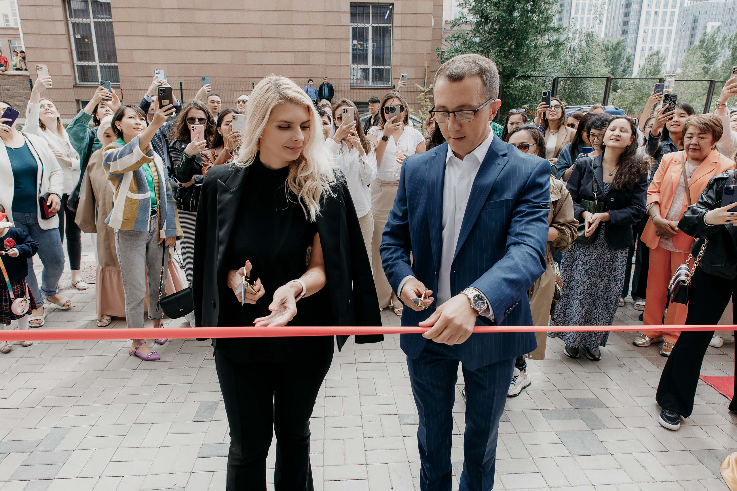 Открытия ресторанов, салонов и др. Фотограф в Нур-Султан Лю-Гуной Руслан